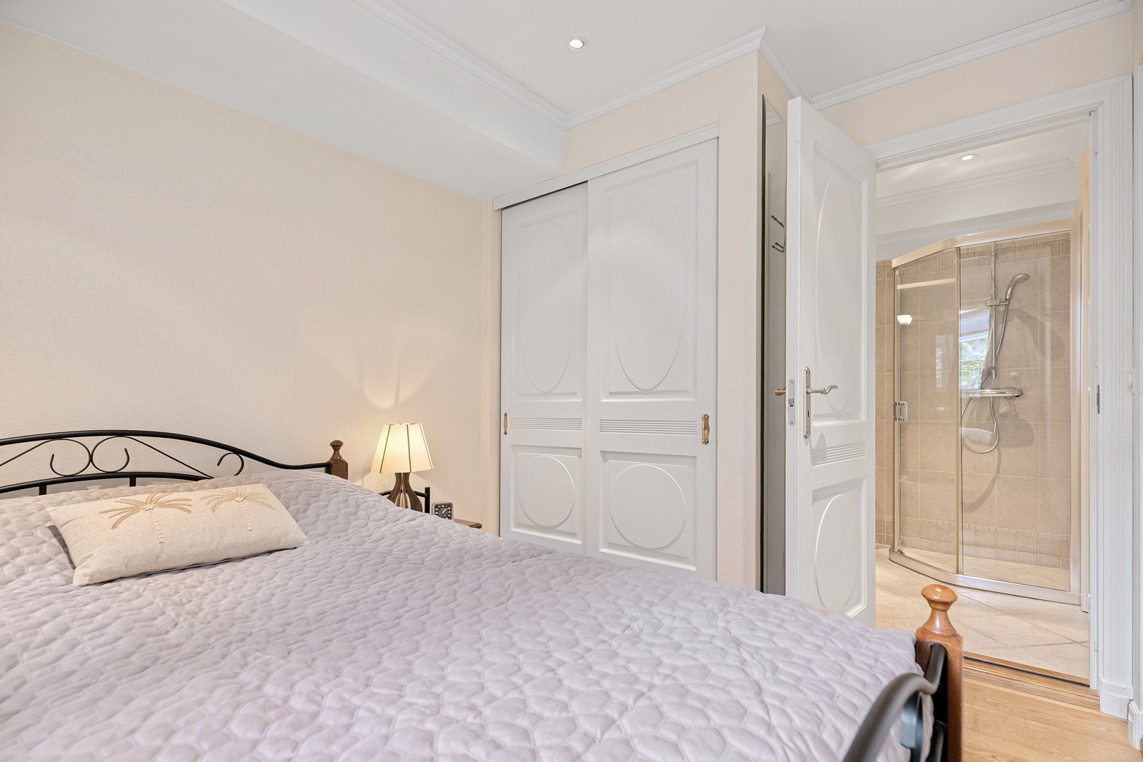 Soverom med skyvedørsgarderobe og direkte adkomst til bad. Galleribilde