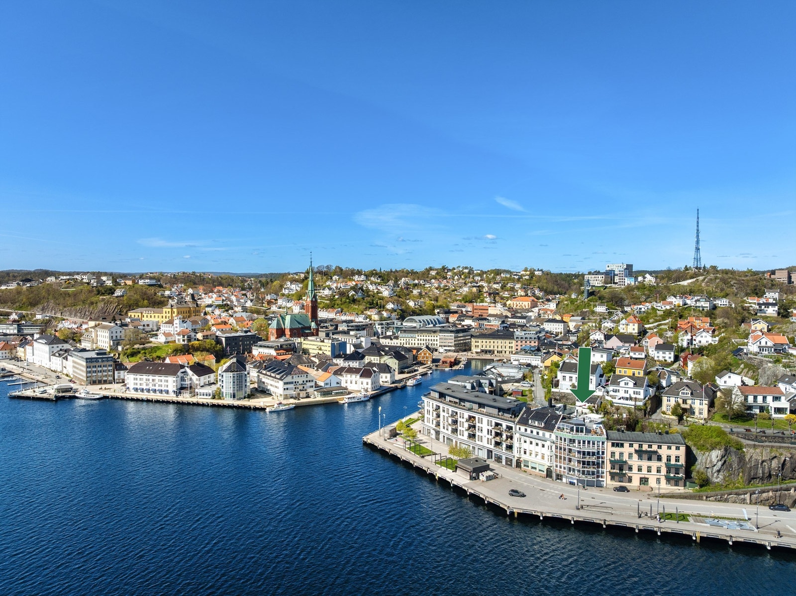 Fantastisk beliggenhet i Arendal sentrum. Bygget ble opprinnelig oppført i 1958 og ble i 2006/2007 ombygget til leiligheter med tilbygg. Galleribilde