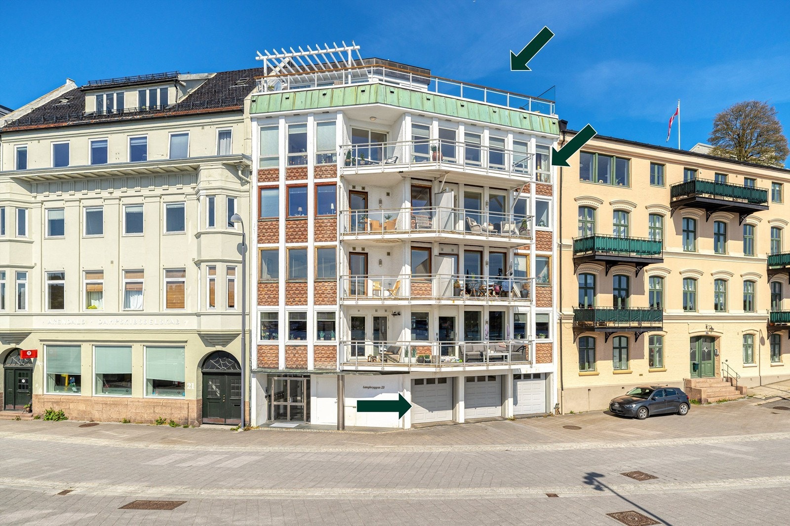 Leiligheten ligger i byggets toppetasje og går over to plan. Stor takterrasse på 135 kvm i tillegg balkong på 14 kvm. Egen innendørs parkeringsplass i ved inngangen. Galleribilde