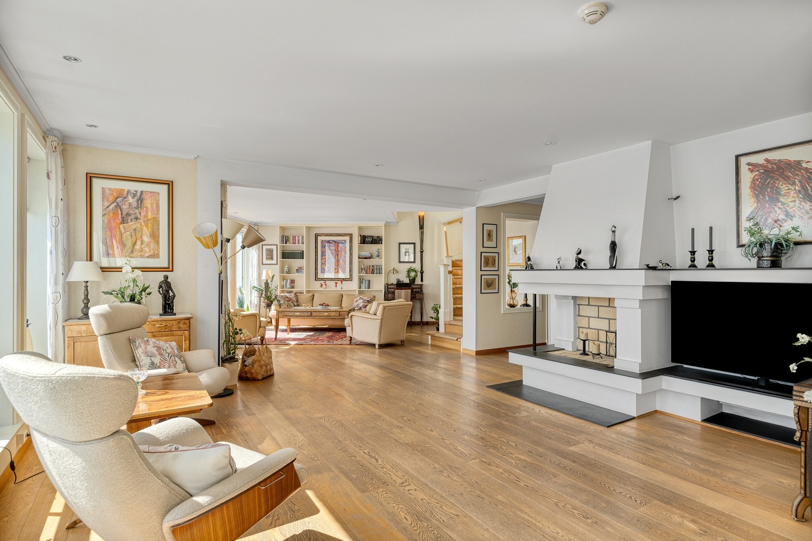 God plass for flere møblementer i stuen. Peis som skaper en koselig atmosfære -perfekt for kalde vinterkvelder. Galleribilde