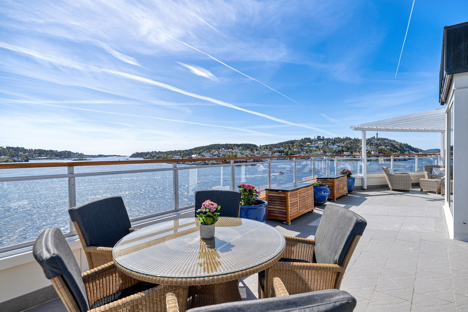 Langbryggen 23 - Et levende panorama med vidstrakt utsikt over Galtesund og den vakre innseilingen til Arendal. Galleribilde