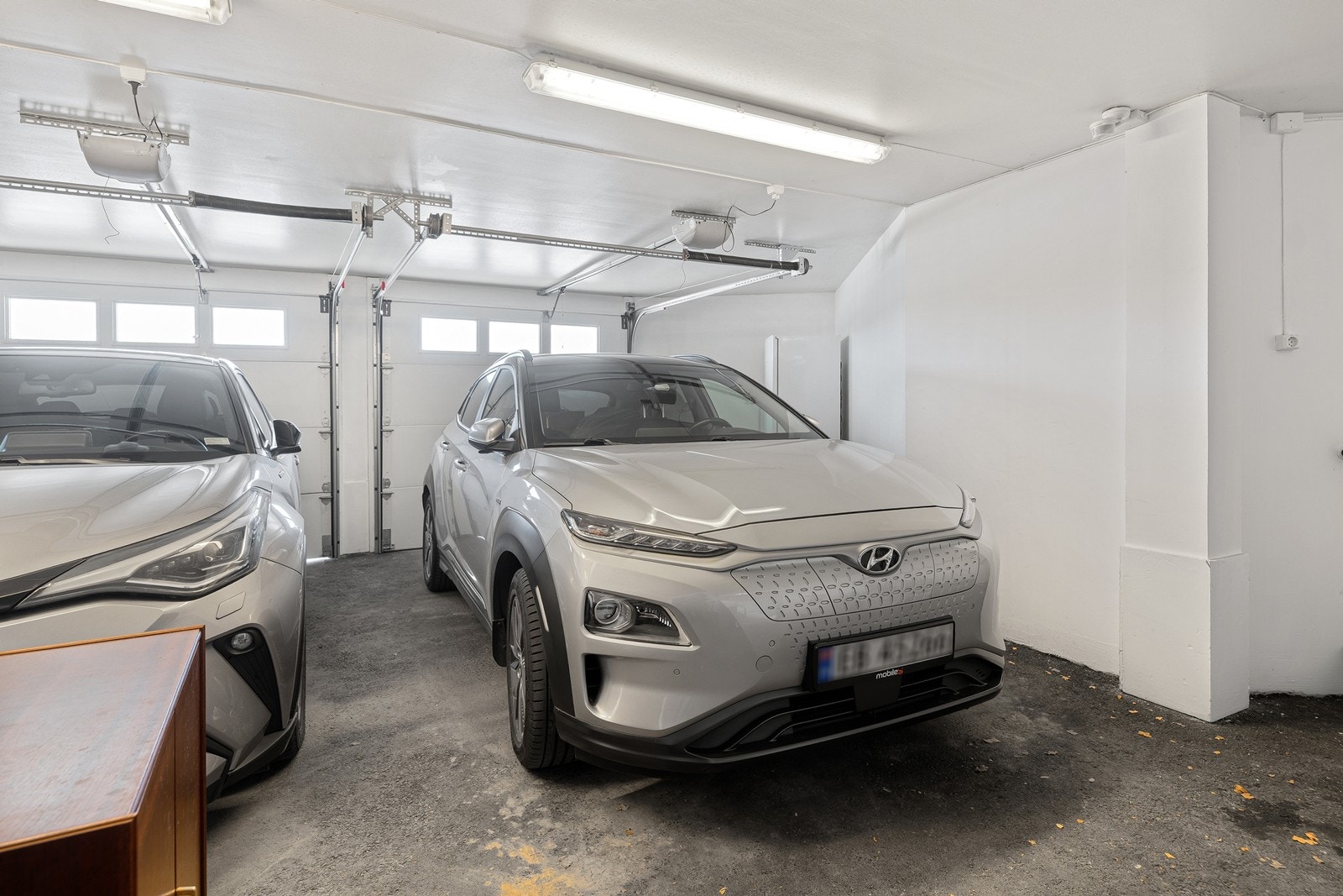 Tilhørende parkering i garasjekjeller med portåpner. Galleribilde