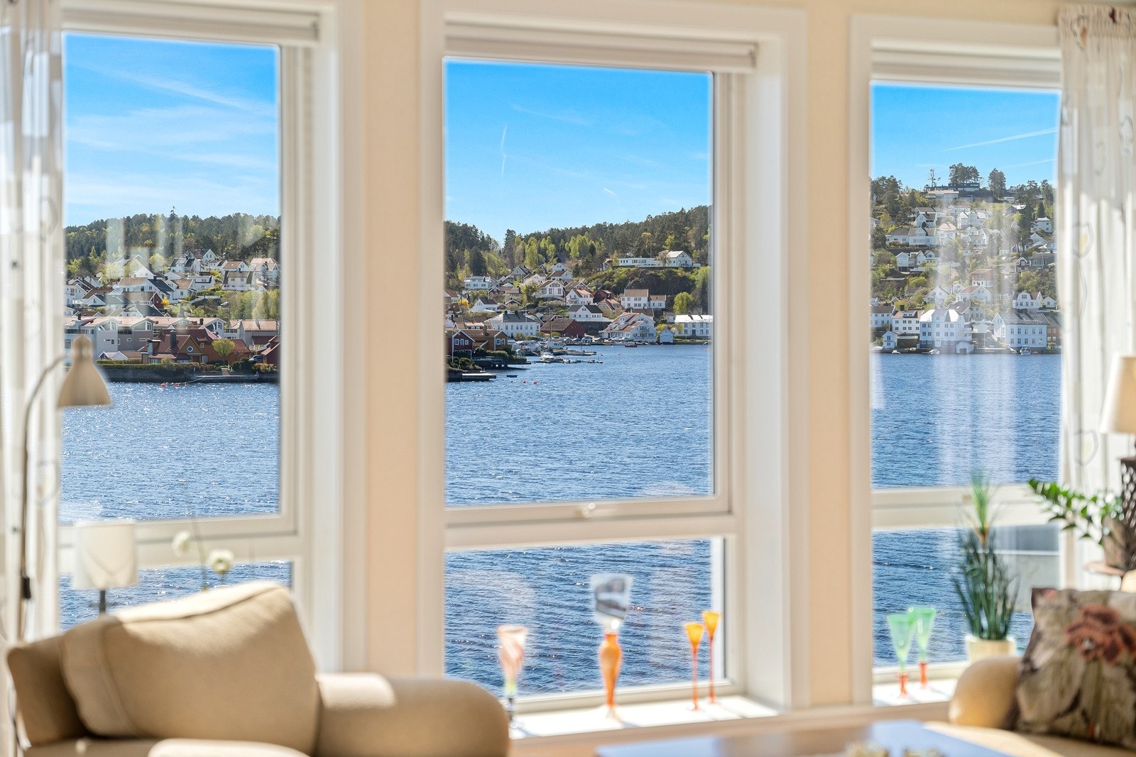 Utsyn fra stuevindu mot Kolbjørnsvik og Hisøy. Galleribilde