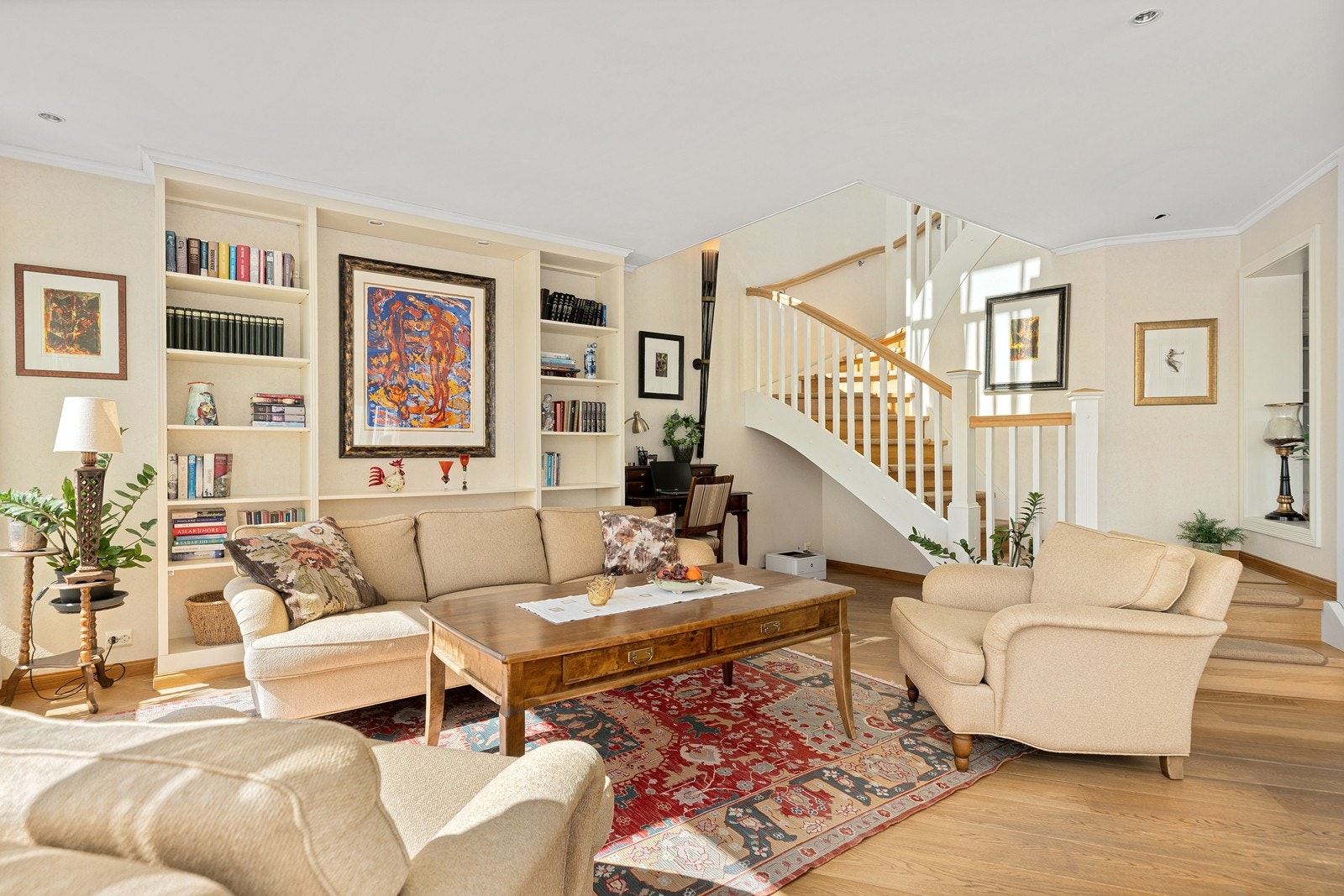 Tidløst og stilrent innredet. Trapp fra stuen og opp til leilighetens 2.etasje. Galleribilde