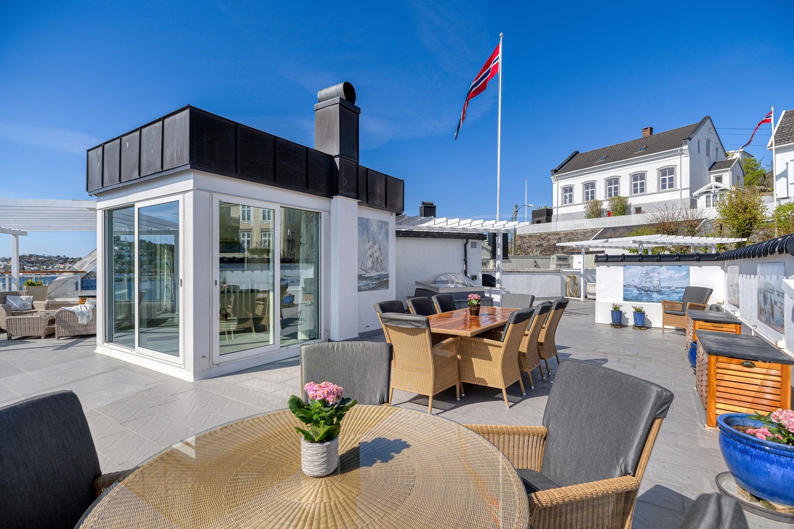 En helt fantastisk takterrasse med rikelig plass for møblementer. Direkte adkomst inn til leilighetens 2. etasje hvor det er stue og toalettrom. Galleribilde