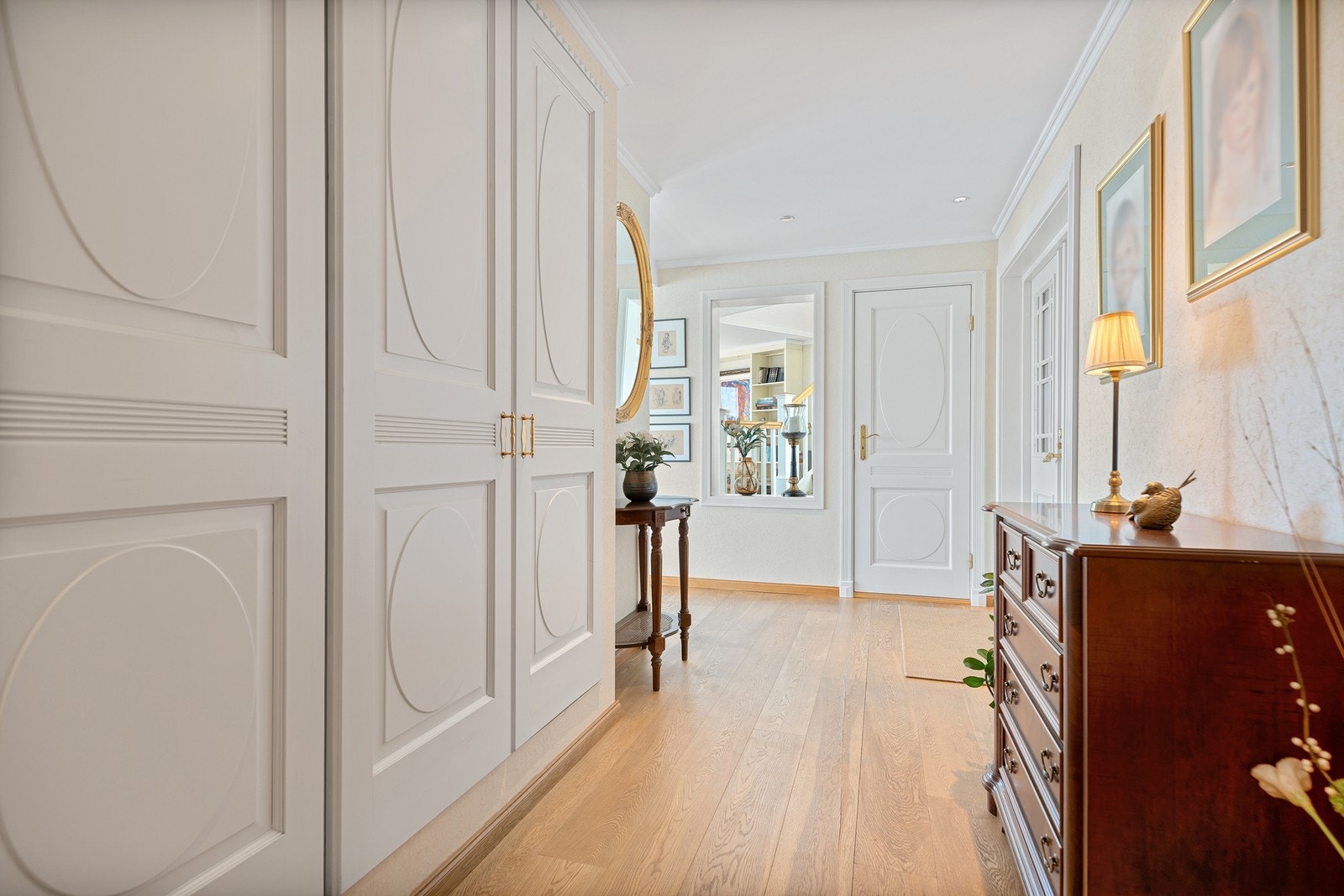 Godt med oppbevaringsmuligheter i plassbygde skap. Galleribilde