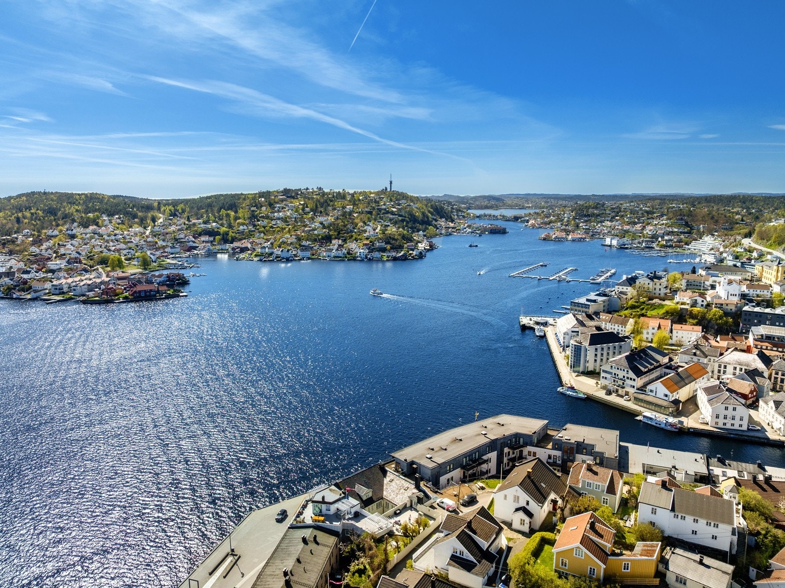 Attraktiv beliggenhet med idyllisk sjarm. Her kan man rett utenfor døren nyte både båt- og sjøliv, samtidig som man har kafèene, restaurantene og butikkene i sentrum rett rundt hjørnet. Galleribilde