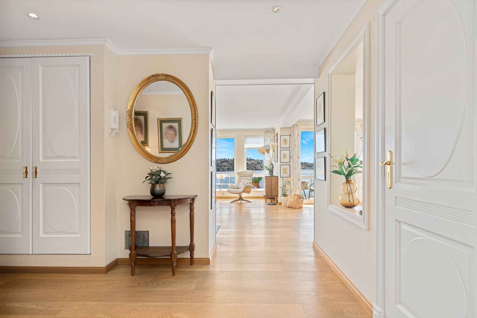 Gang med plassbygd skap. Galleribilde