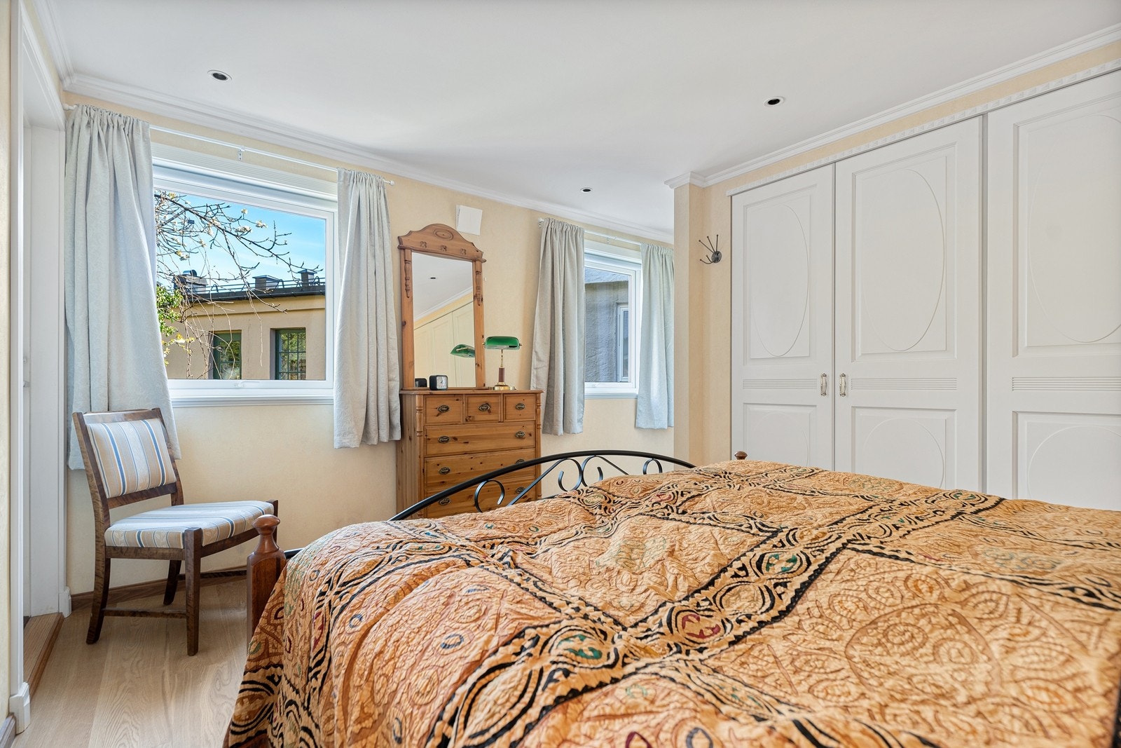 Soverom med plassbygde garderobeskap Galleribilde