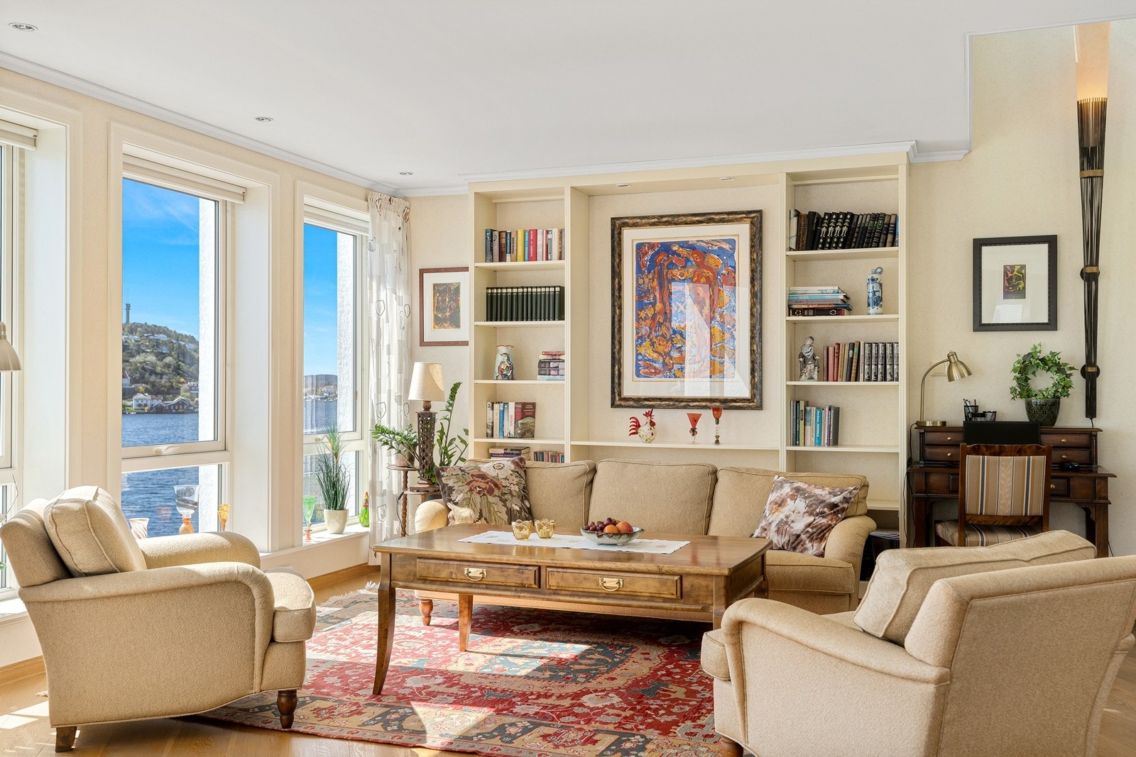 Klassisk og pent med plassbygde bokhyller Galleribilde