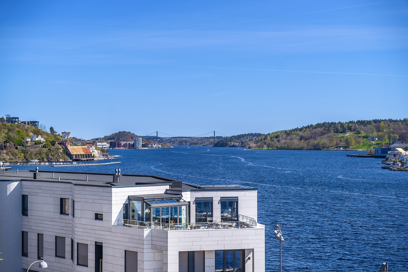 Utsikt mot flere retninger, her vises utsikten mot Tromøysund og de omkringliggende omgivelsene. Galleribilde