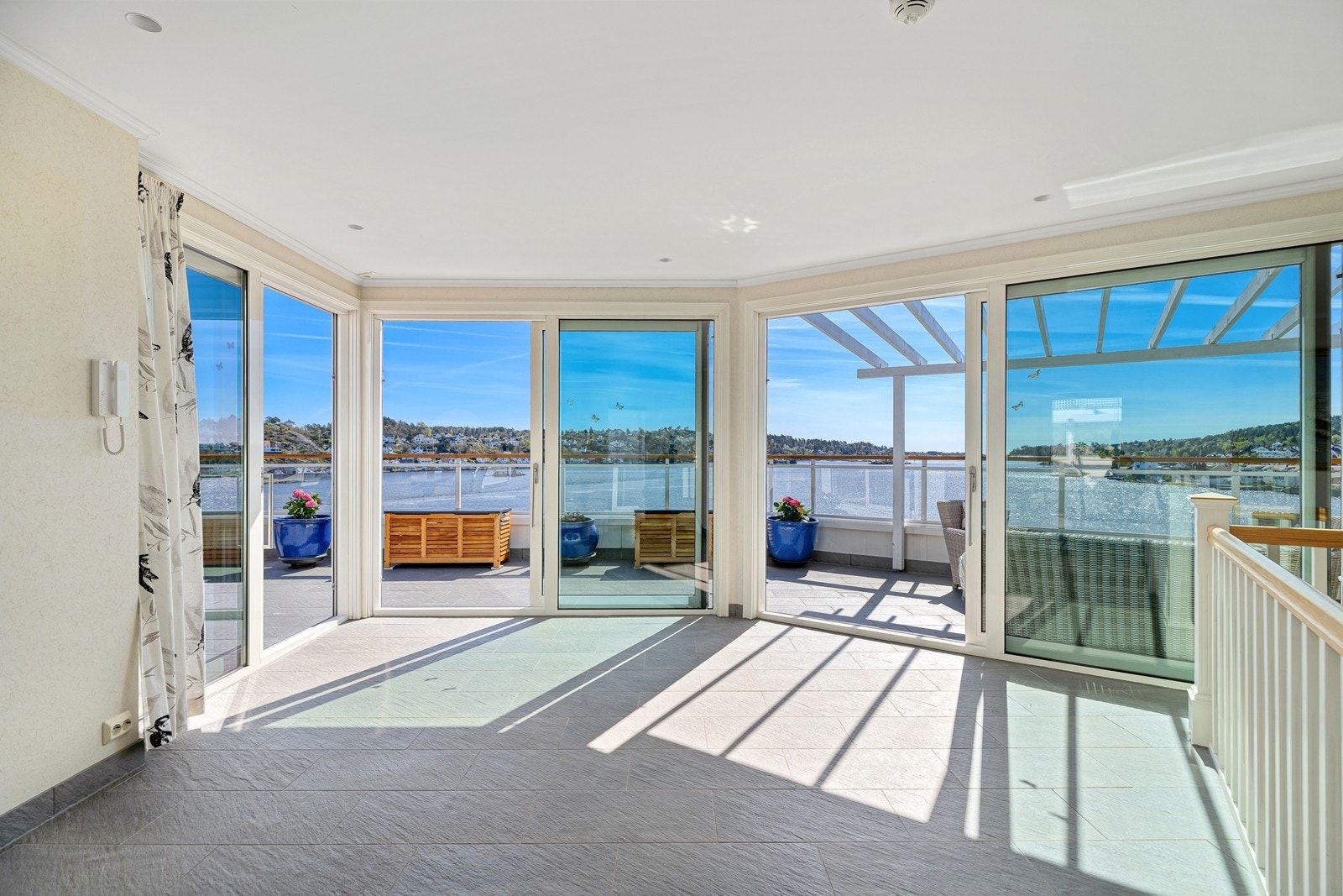 Stue i 2. etasje med store glassdører og adkomst til takterrasse. Praktisk veggmontert callinganlegg med døråpner. Galleribilde