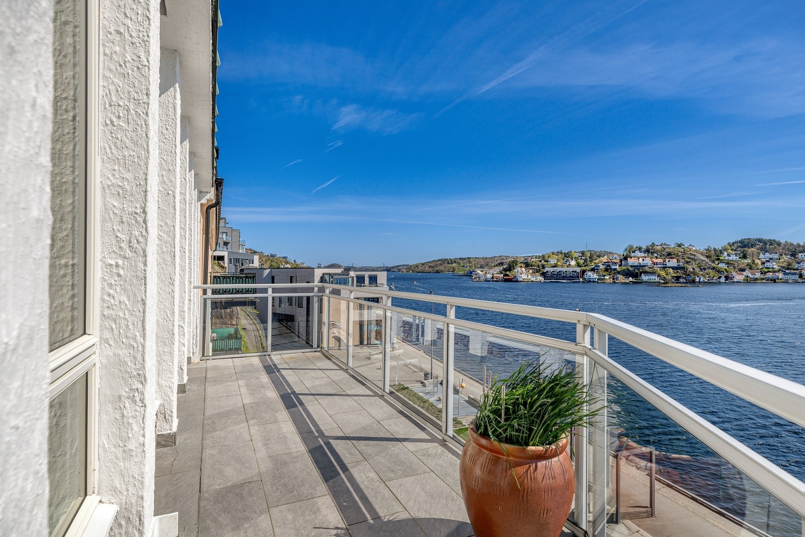 Fra stuen er det utgang til luftig balkong Galleribilde