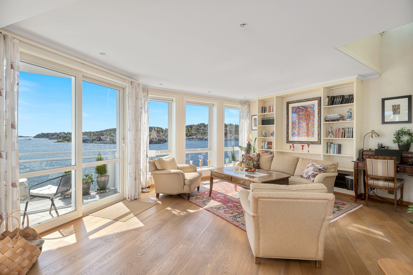 Fra stuen er det utgang til balkong hvor frisk luft kan nytes. Galleribilde