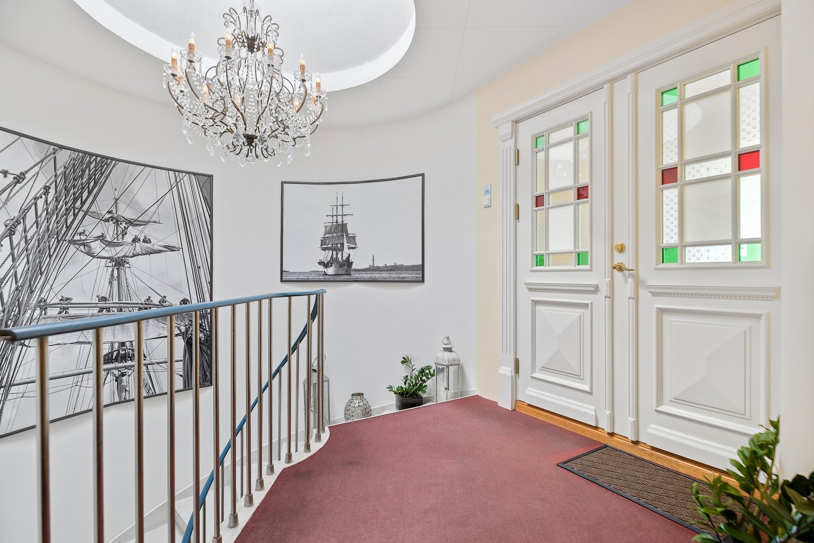 Lekker inngang til leiligheten med innbydende førsteinntrykk. Nydelig lysekrone og maritime bilder vil medfølge Galleribilde