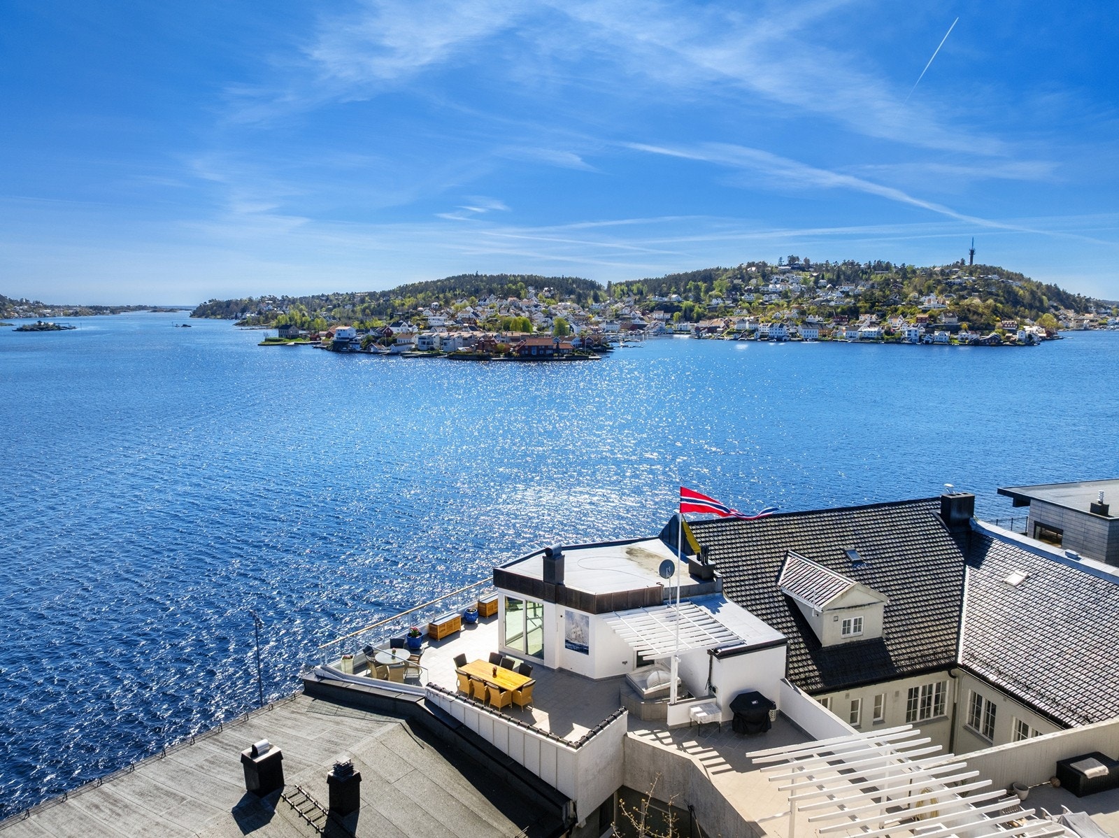 Her bor man et steinkast fra sjøen -midt i Arendal sentrum! Galleribilde