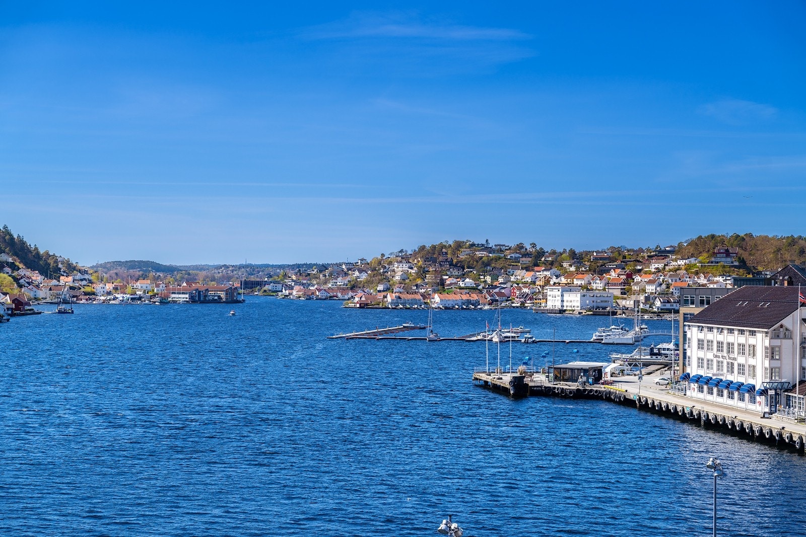Her vises utsikten mot Tyholmen, byfjorden og de øvrige vakre sørlandske omgivelsene. Galleribilde