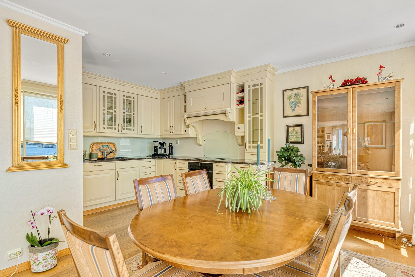 Funksjonelt og lekkert kjøkken. Galleribilde