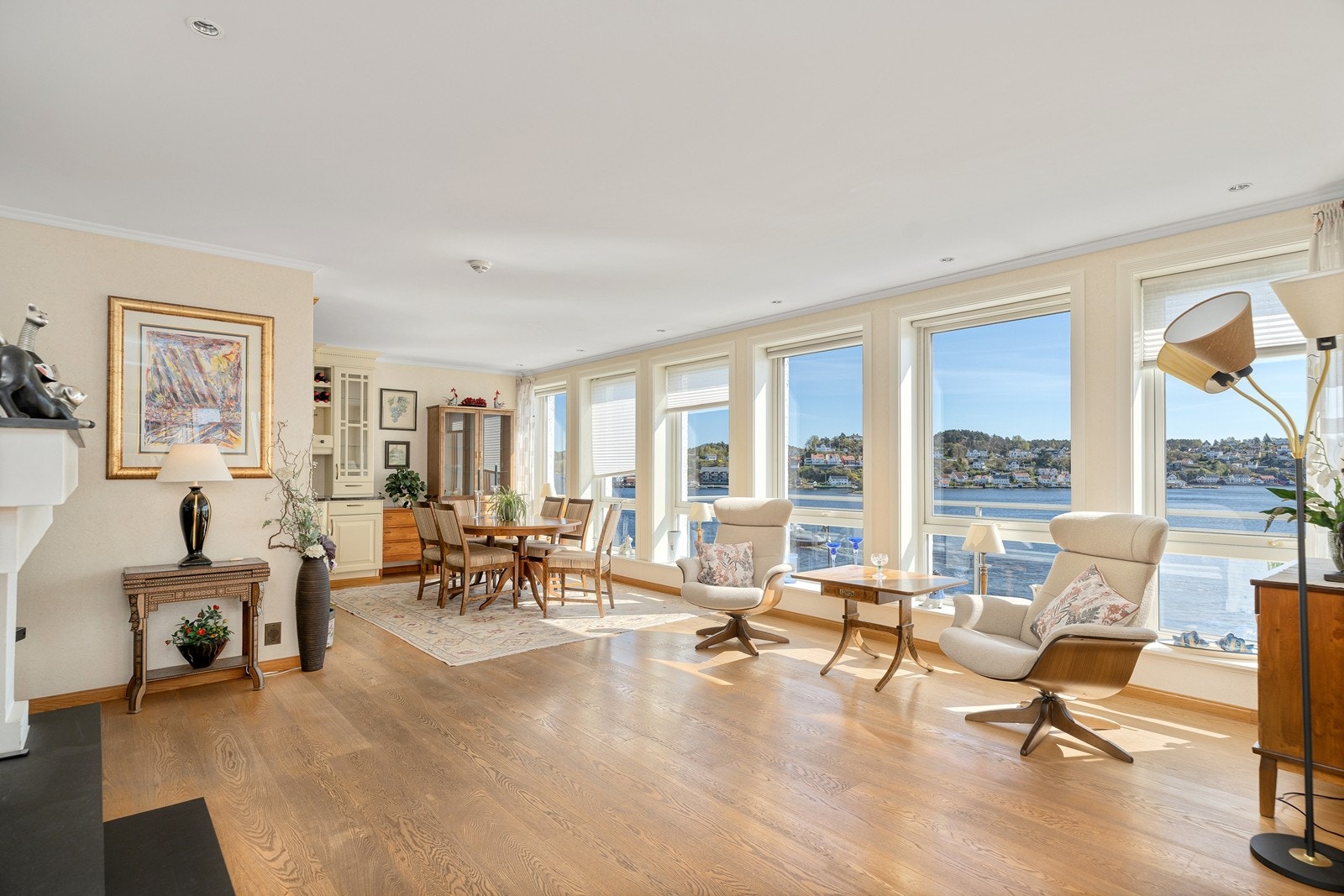 Koselig og fin stue med belysning over hvert vindu som gir en stemningsfull atmosfære og fremhever det vakre panoramaet. Galleribilde