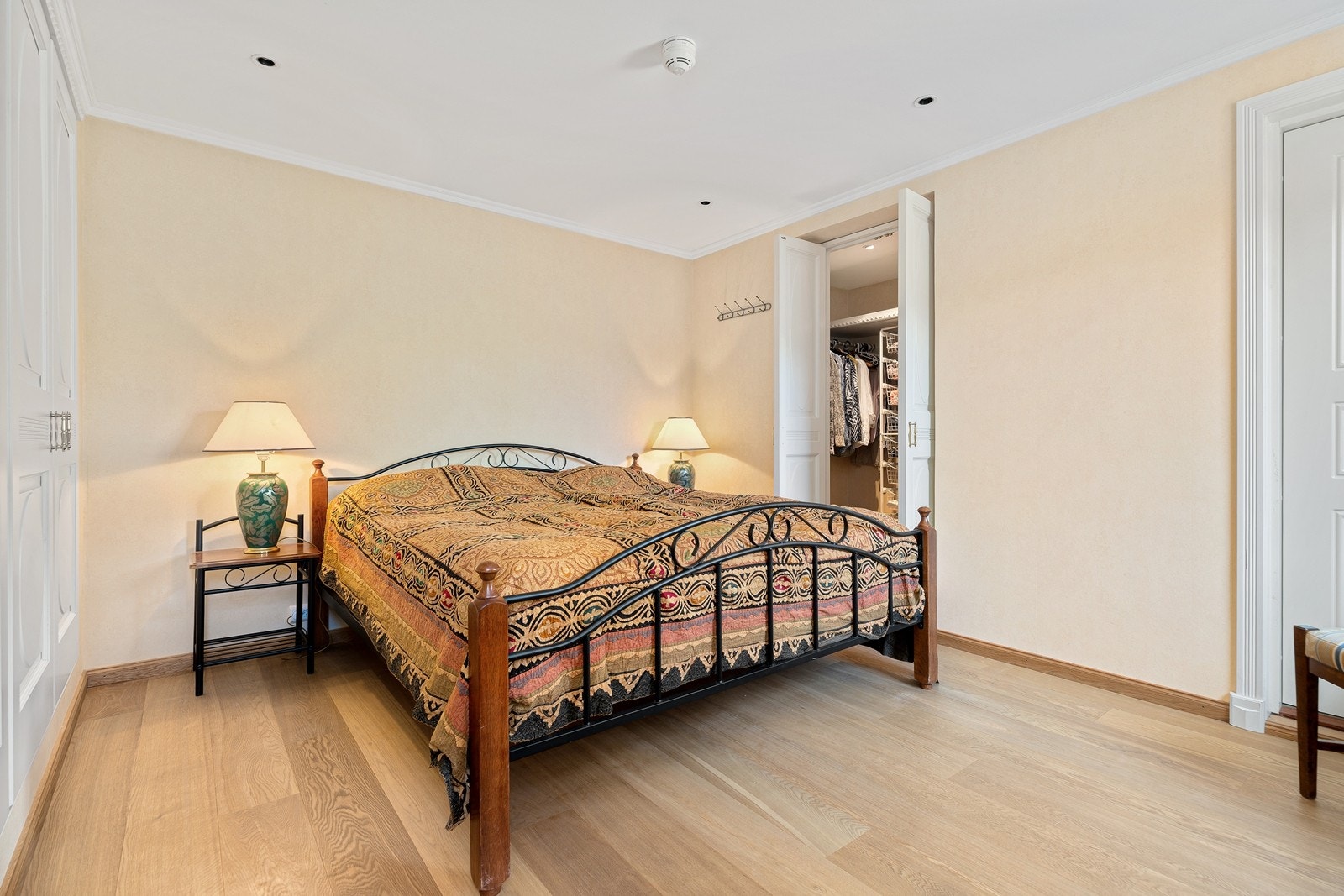 Soverom med plassbygde skap og eget garderoberom. Galleribilde