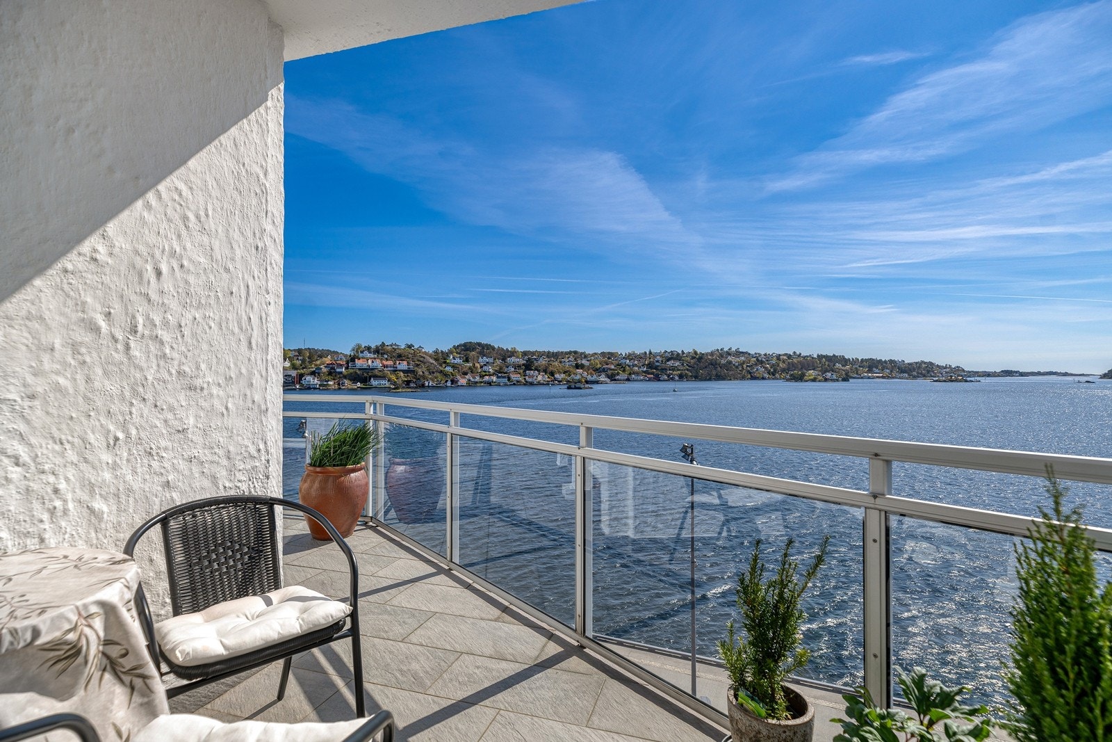 Deler av balkongen har overbygg. Galleribilde