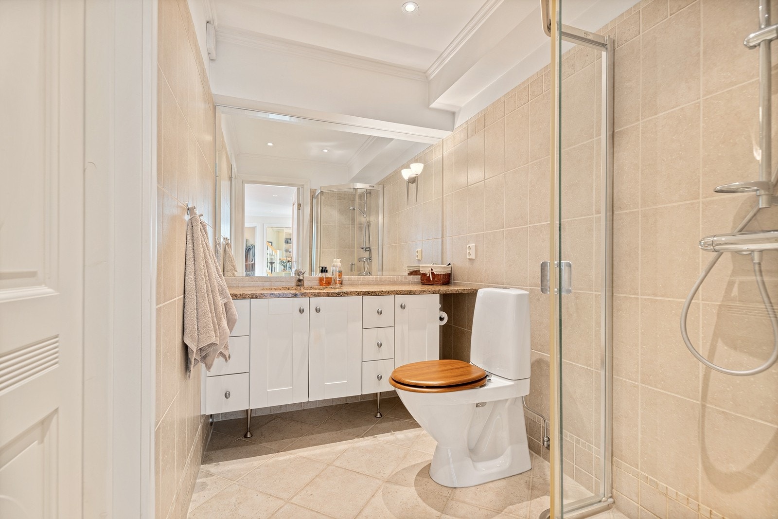 Flislagt bad med benkeplate av stein med nedfelt servant. Galleribilde