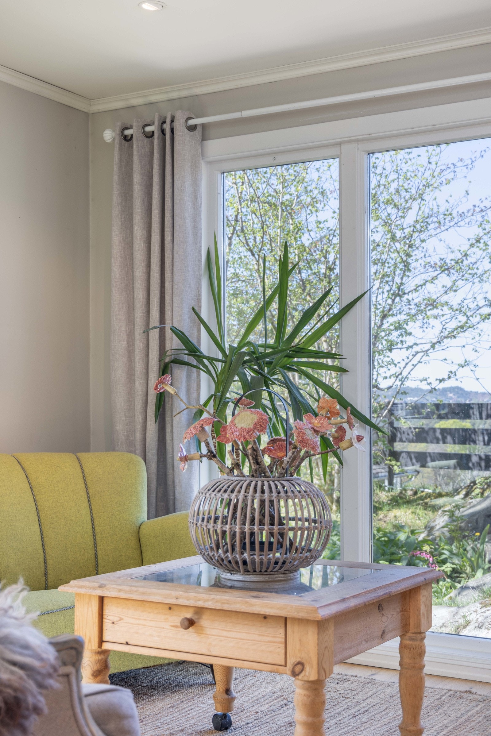 Stuen er lys, romslig og tiltalende med god plass til stor sittegruppe og spisesbord. Galleribilde