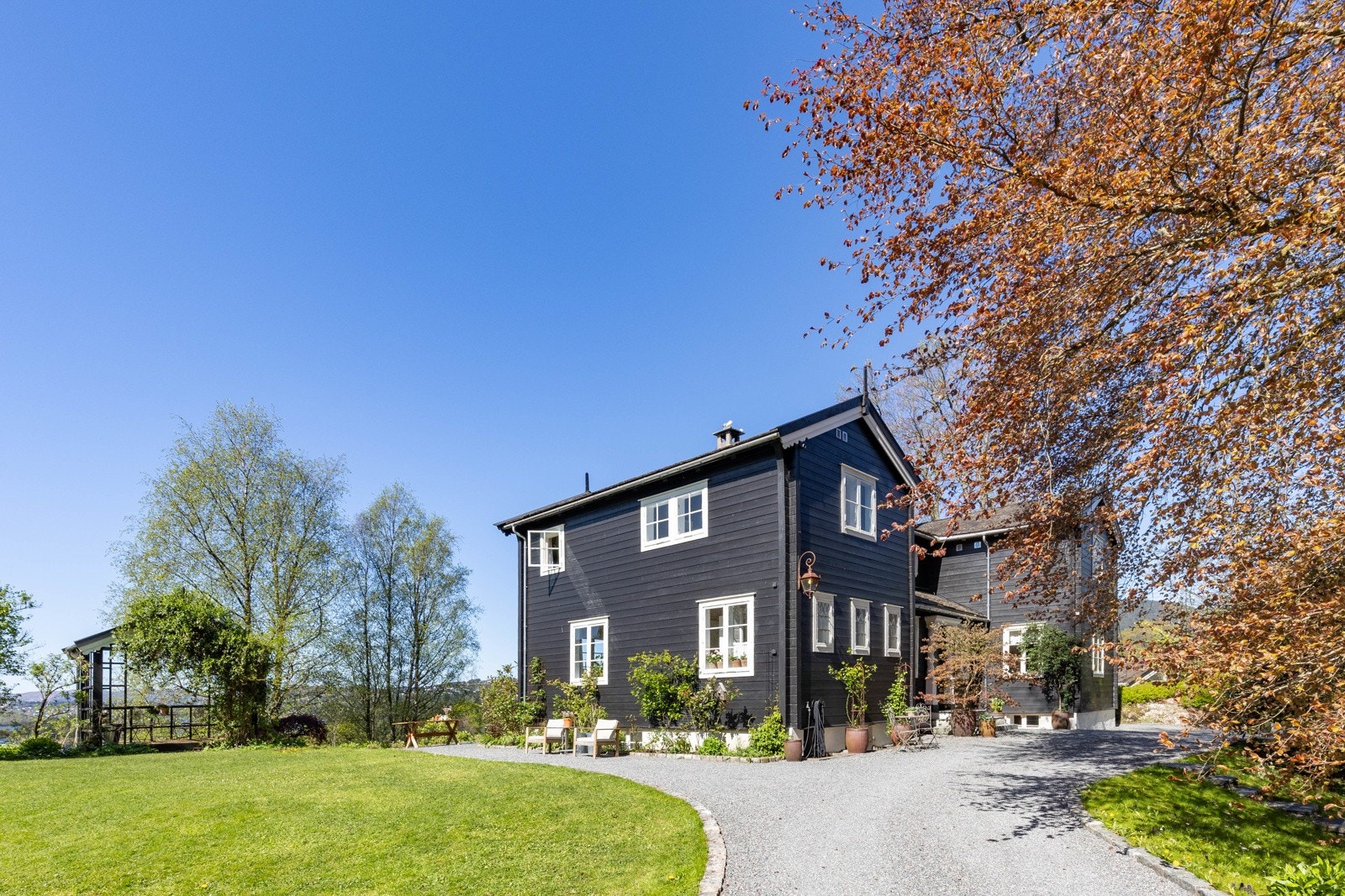 Fra innkjørselen. Galleribilde