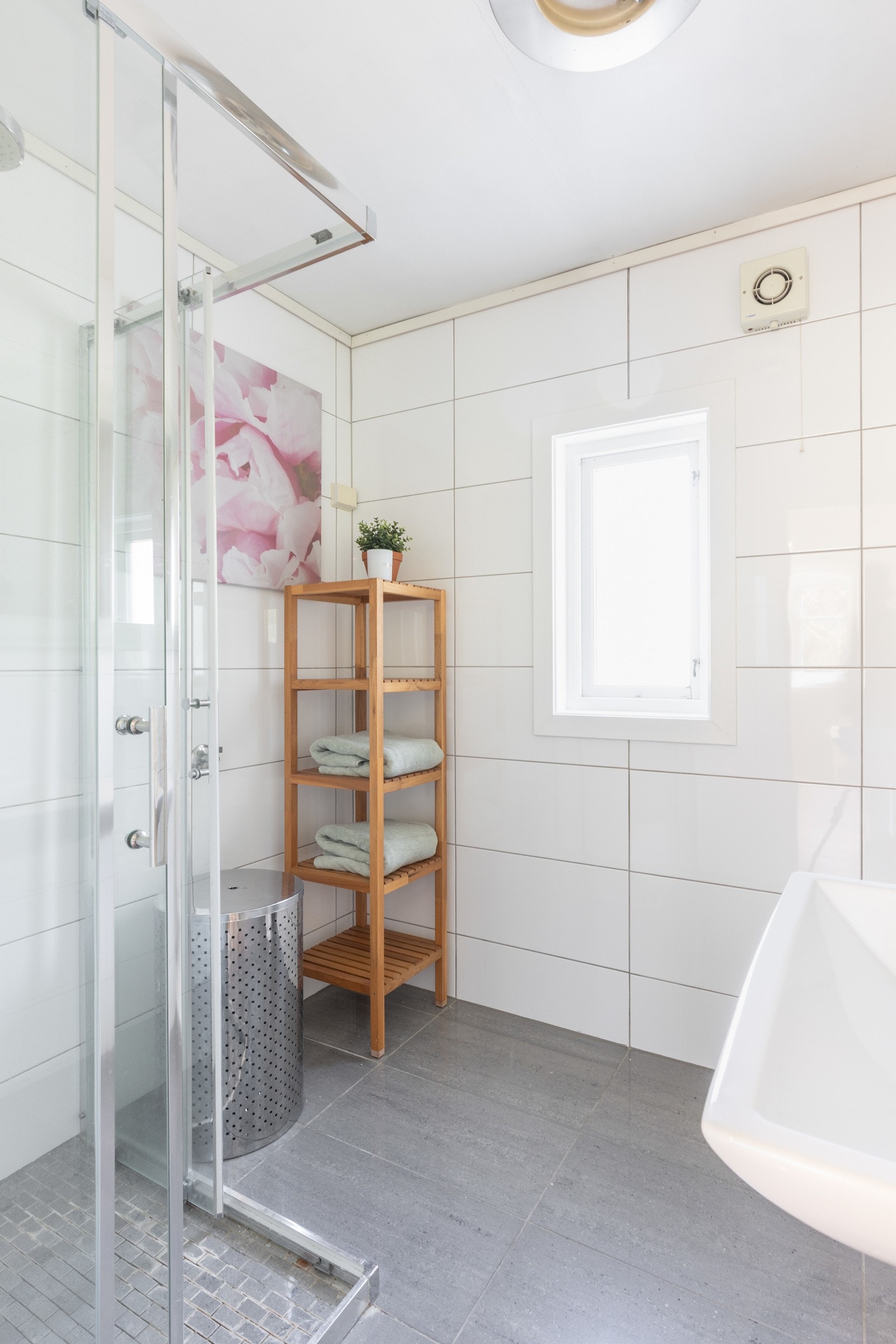 I portnerboligen får man et flislagt bad med duse farger. Galleribilde