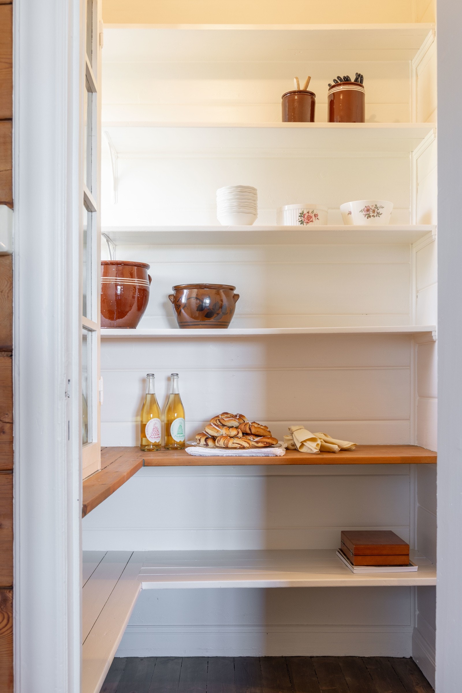 I tilknytning til kjøkkenet har man selvfølgelig også, som seg hør og bør, et spisskammers. Galleribilde