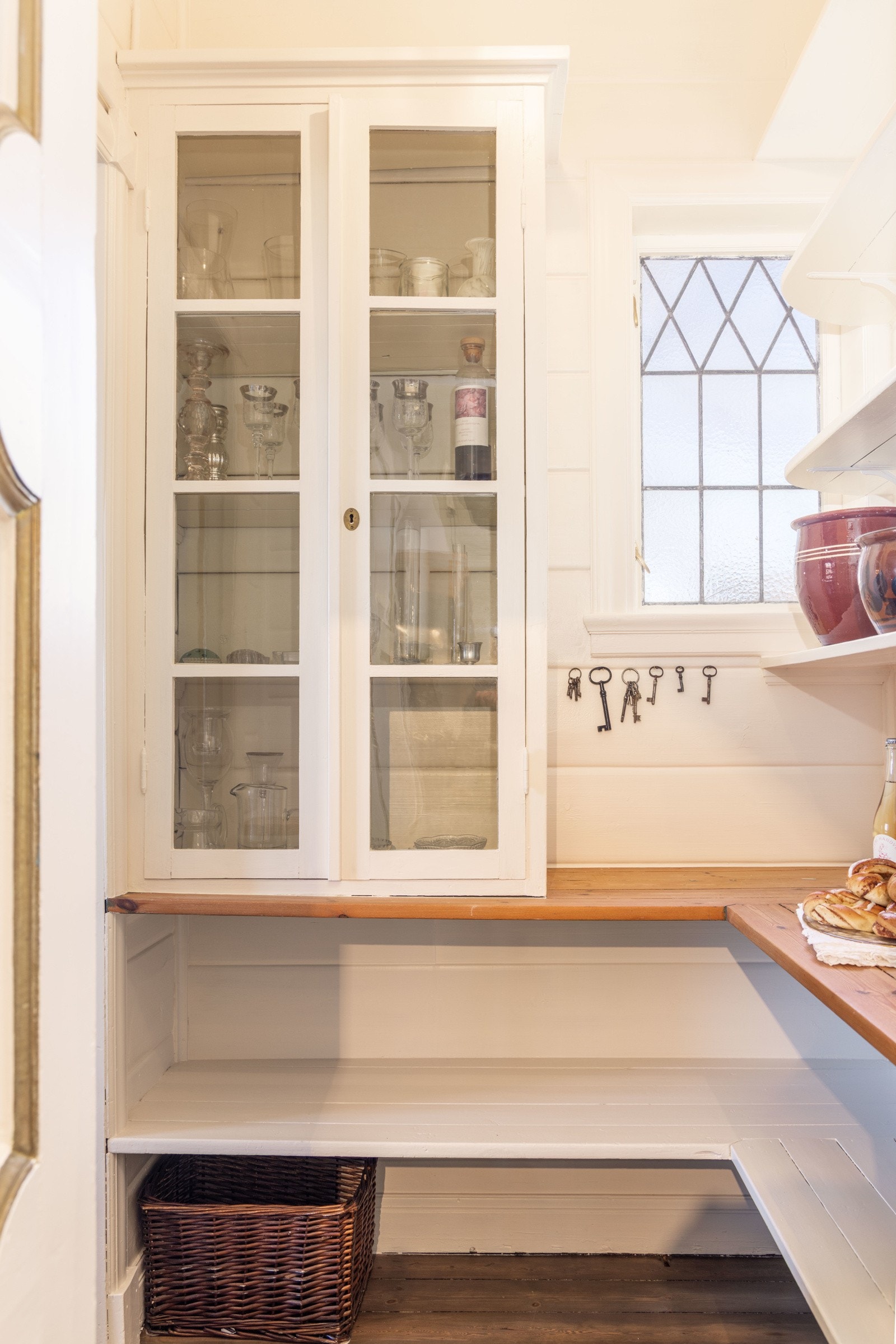 I anretningen er det glass-skap, godt med hyller og benkeplass som er en god avlaster når man har servert gjestene og alle sitter tilbords. Galleribilde