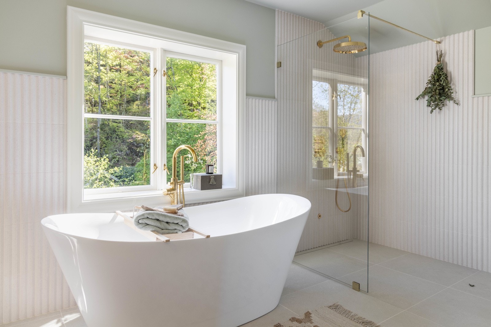 Det nye badet i 2. etg. ble bygget i år. Klassisk, lyst og pent med luksuriøse detaljer. Galleribilde