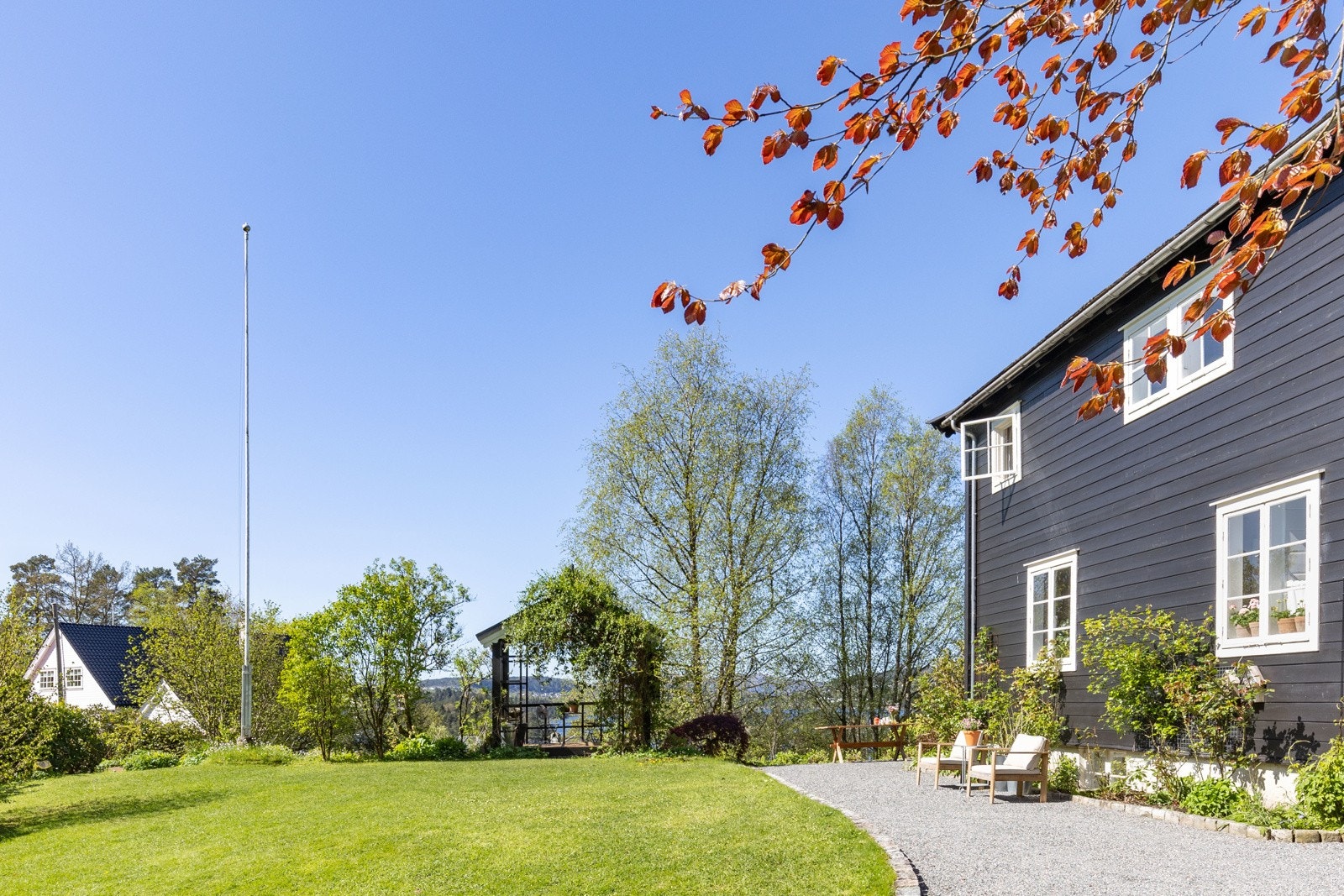 Fra innkjørselen. Galleribilde