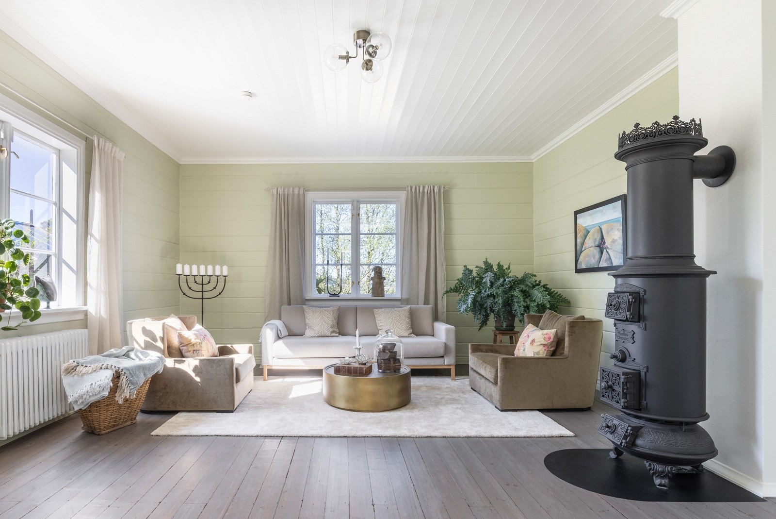 Fra mellomgangen eller hallen om du vil kommer man inn i den første av 3 stuer. Denne er i prospektet betegnet som hverdagstuen. Galleribilde