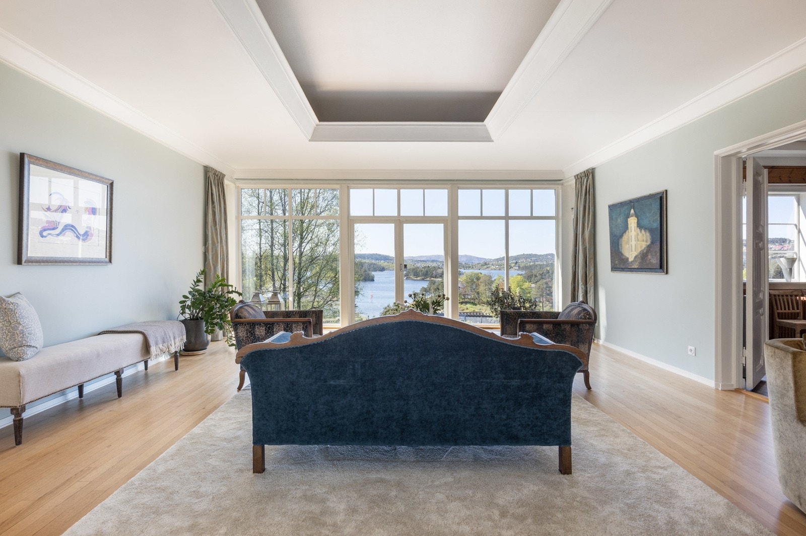 Belysning innfelt i opphevet tak er en detalj med særpreg. Galleribilde