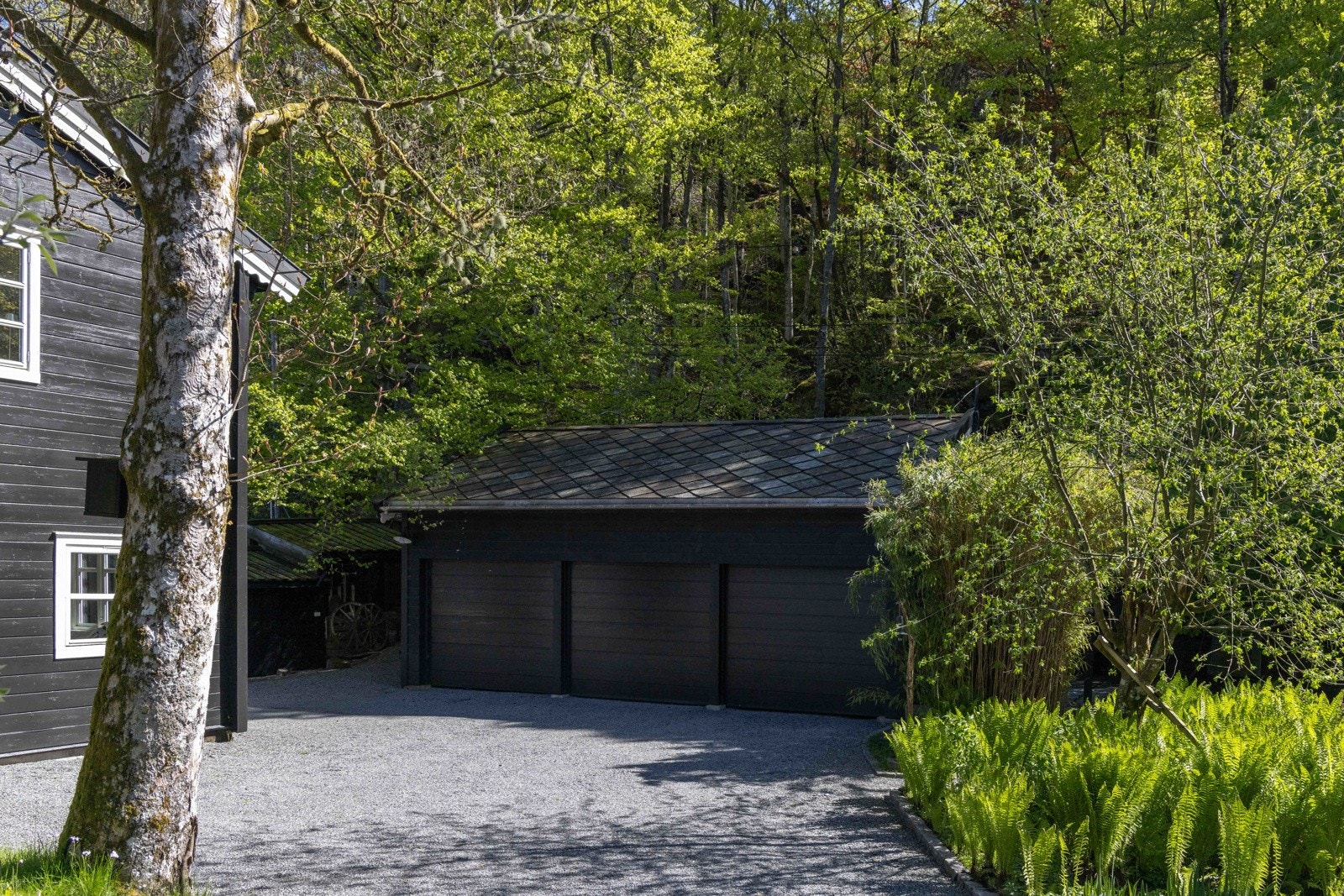 Trippelgarasje med god plass. Galleribilde