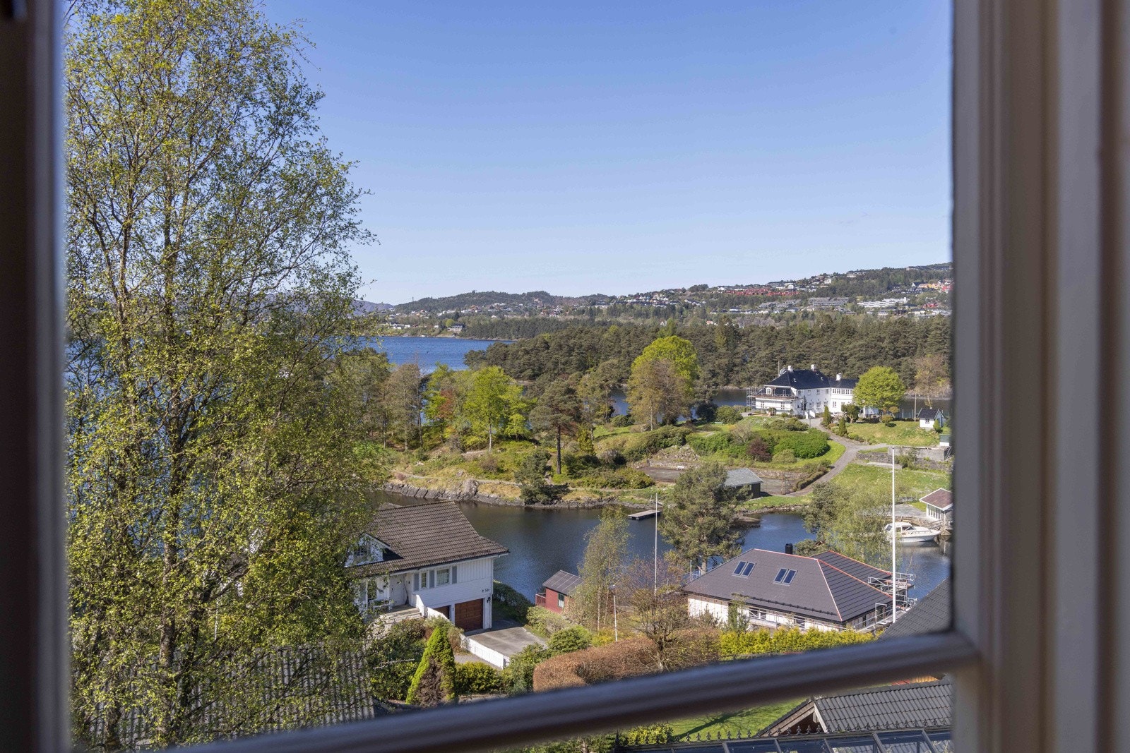 Utsikt fra det lyseblå soverommet i 2. etg. i hovedboligen. Galleribilde