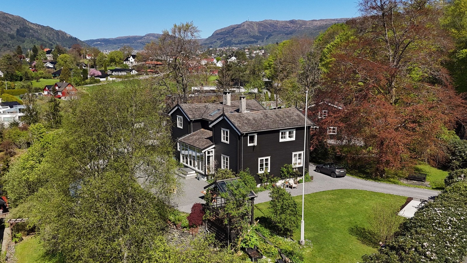 En drøm av en villaeiendom i fornemme og historiske omgivelser. Galleribilde