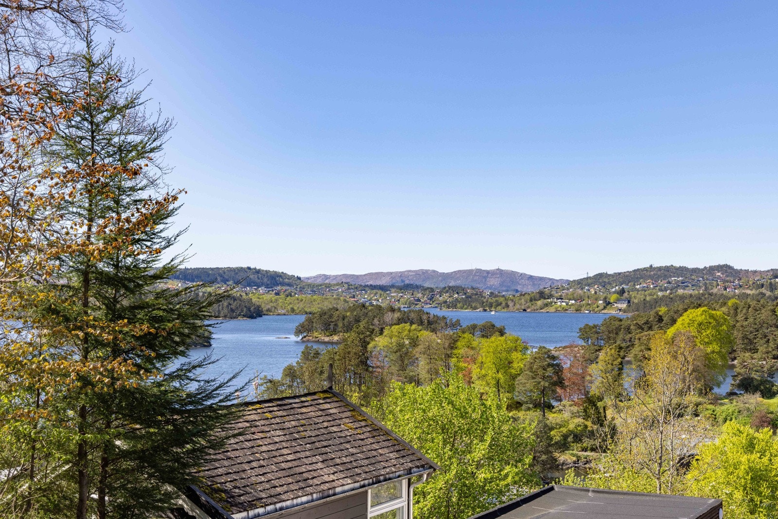 Utsikt fra hagen mot Marmorøyene og Nordåsen. Galleribilde