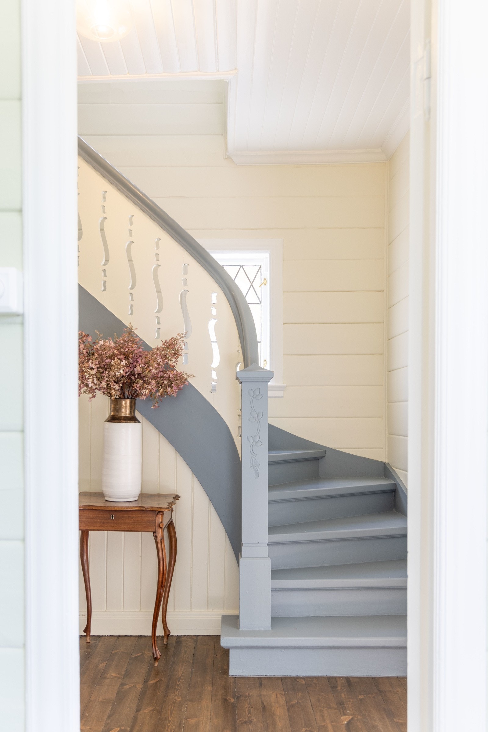 Trappen tar deg opp til 2. etasje hvor man finner 3 soverom og 2 romslige bad. Et av badene ble bygget opp nå i 2025. Galleribilde