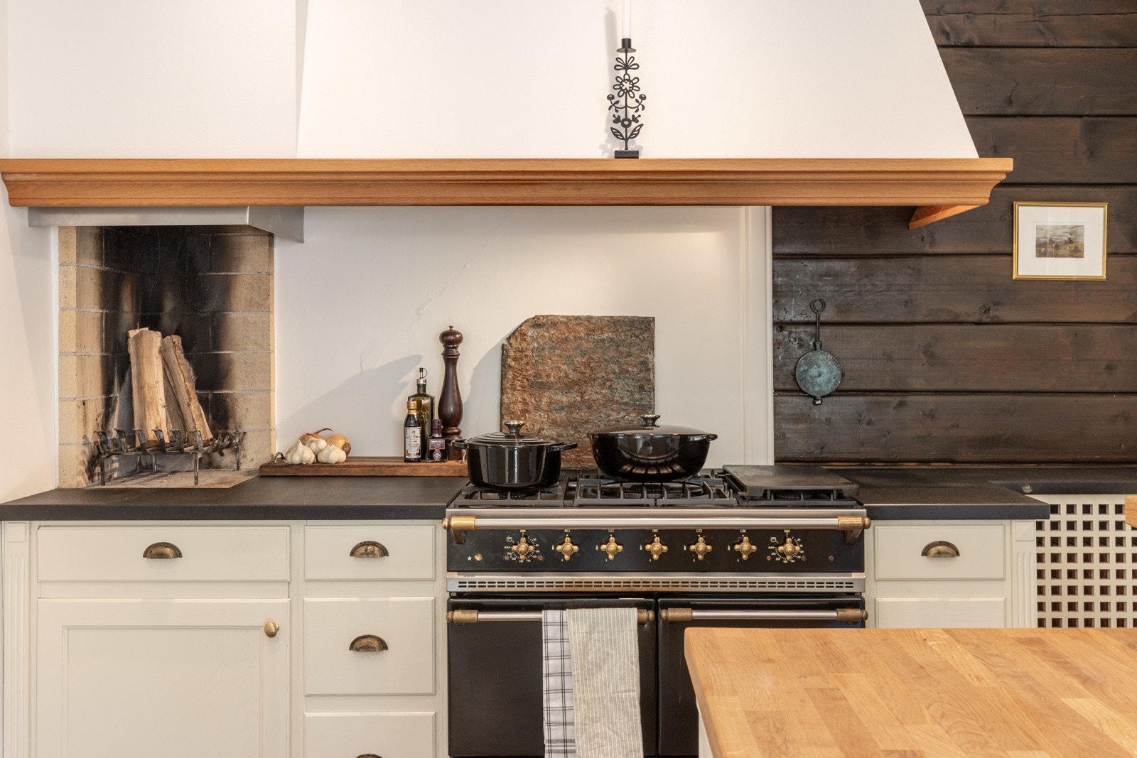 Hvem drømmer ikke om peis på kjøkkenet? Galleribilde