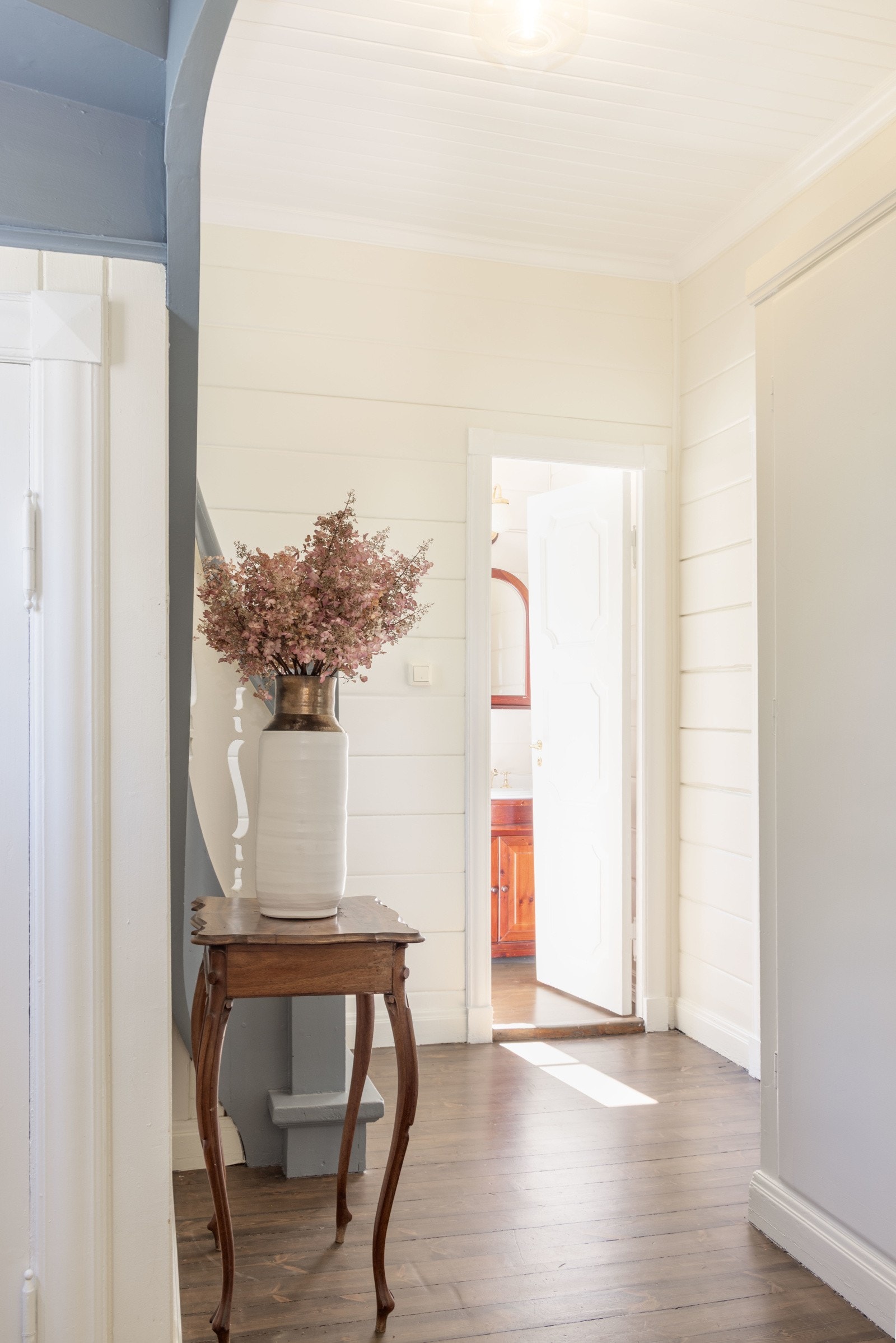 Mellomgang med garderobe. Galleribilde