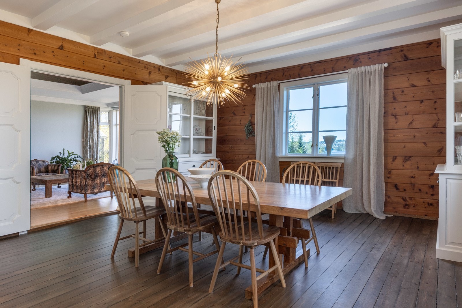 Alle originale kvaliteter som tømmer på veggene, dragere i taket og heltre gulvet beholdt og renovert. Galleribilde