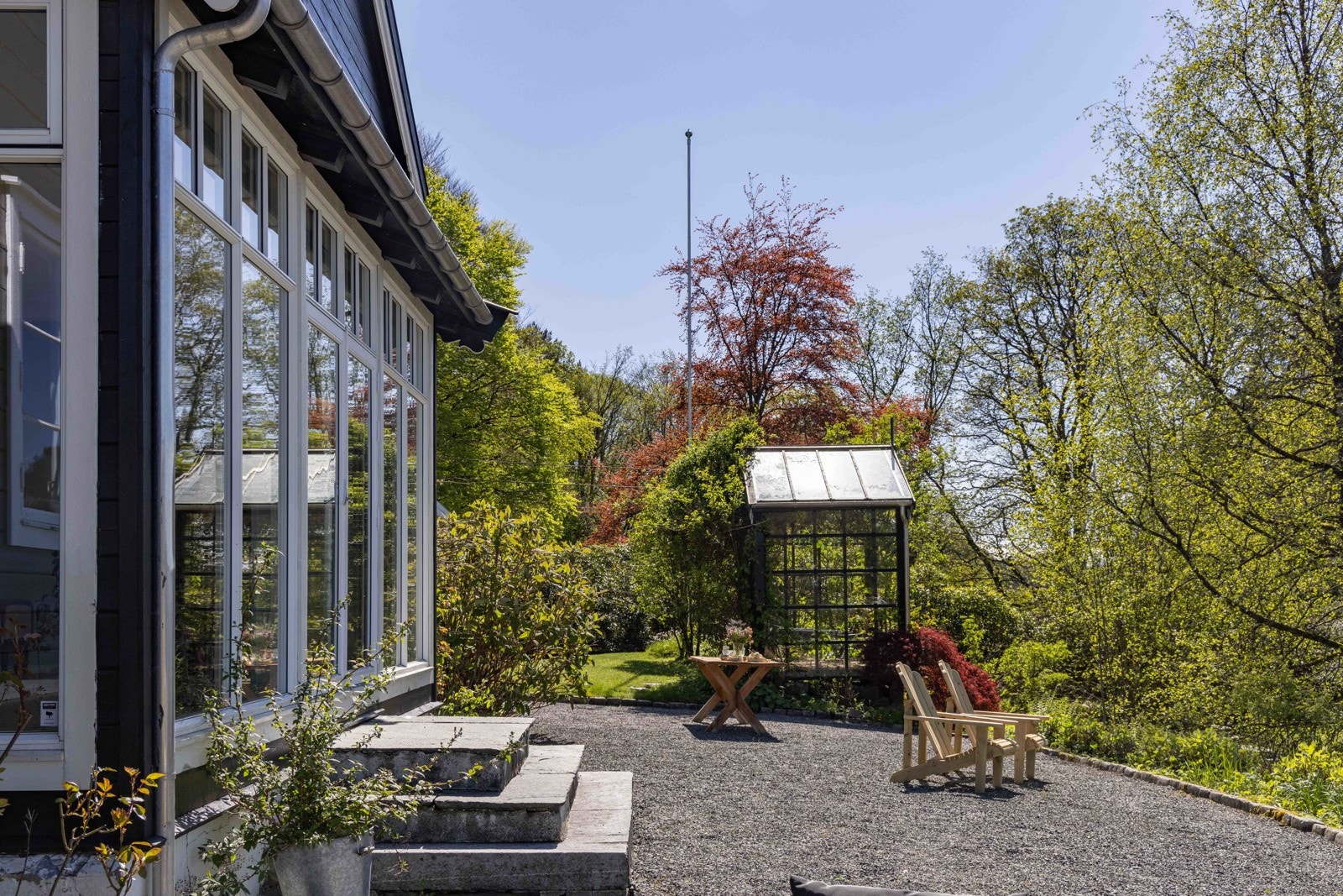 En av eiendommens mange uteplasser. Her har selger arrangert bryllup med stort partytelt. Galleribilde