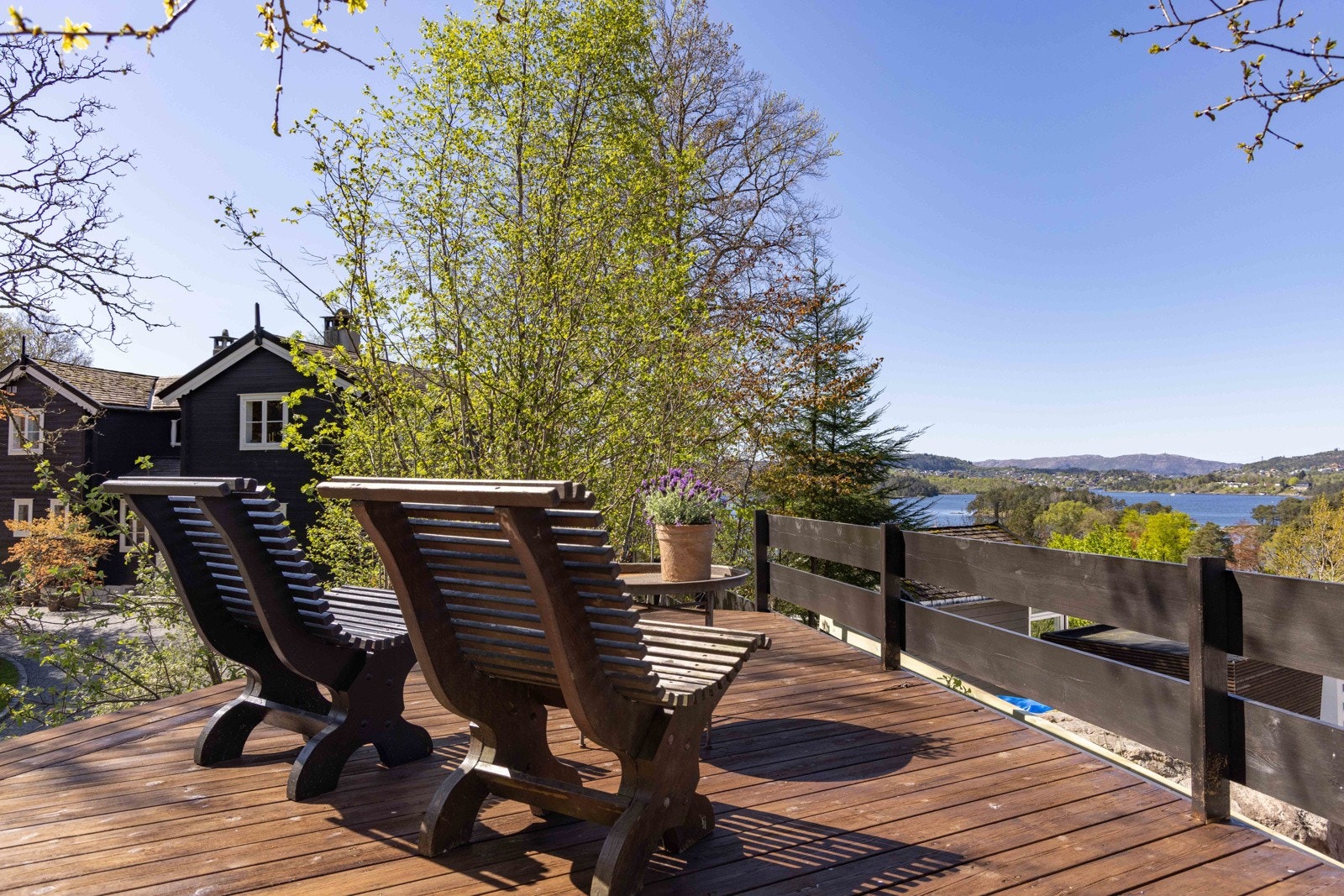 Uteplassen til portnerboligen. Galleribilde