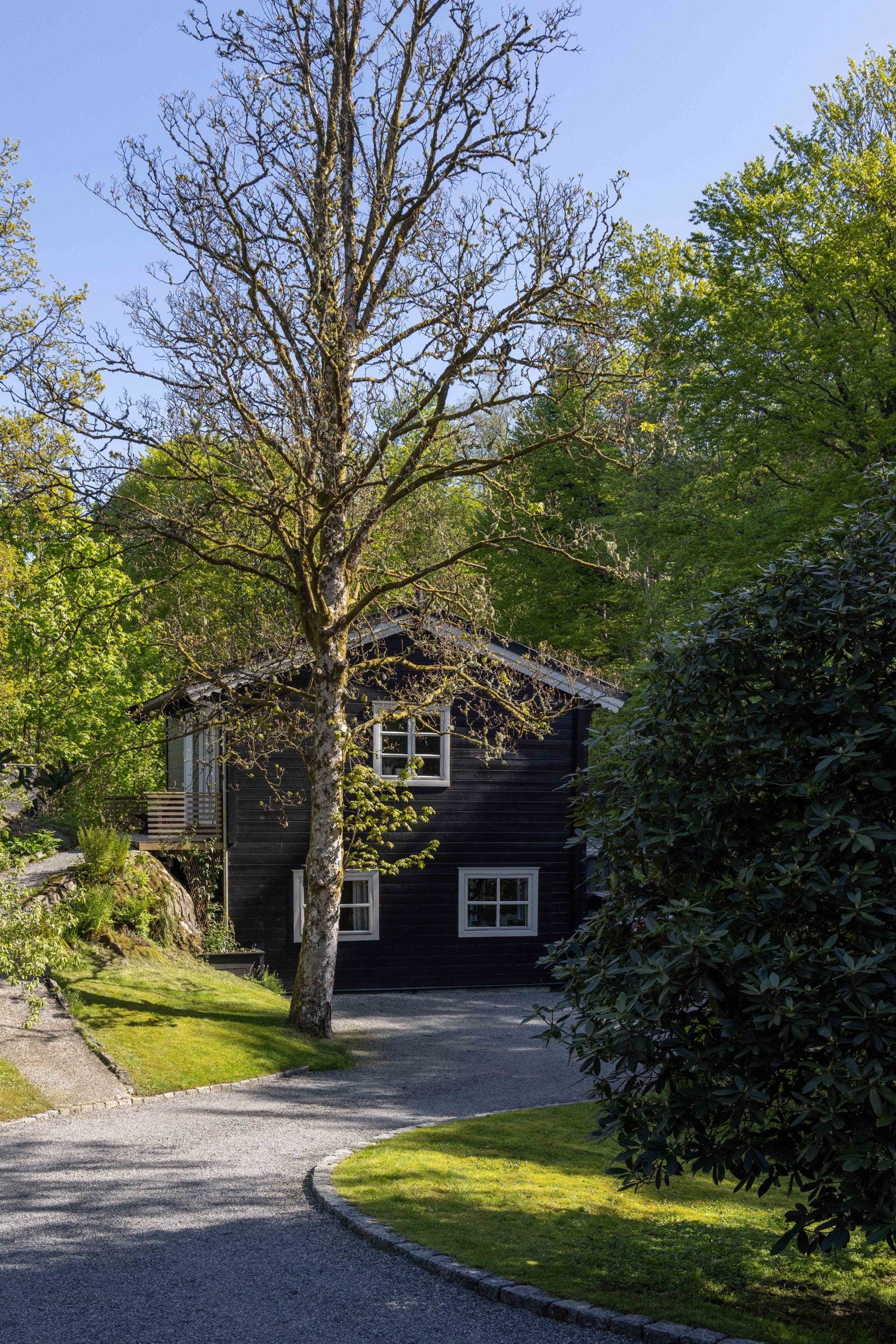 Bildet tatt fra oppkjørselen ved inngangspartiet til hovedhuset mot portnerboligen. Galleribilde