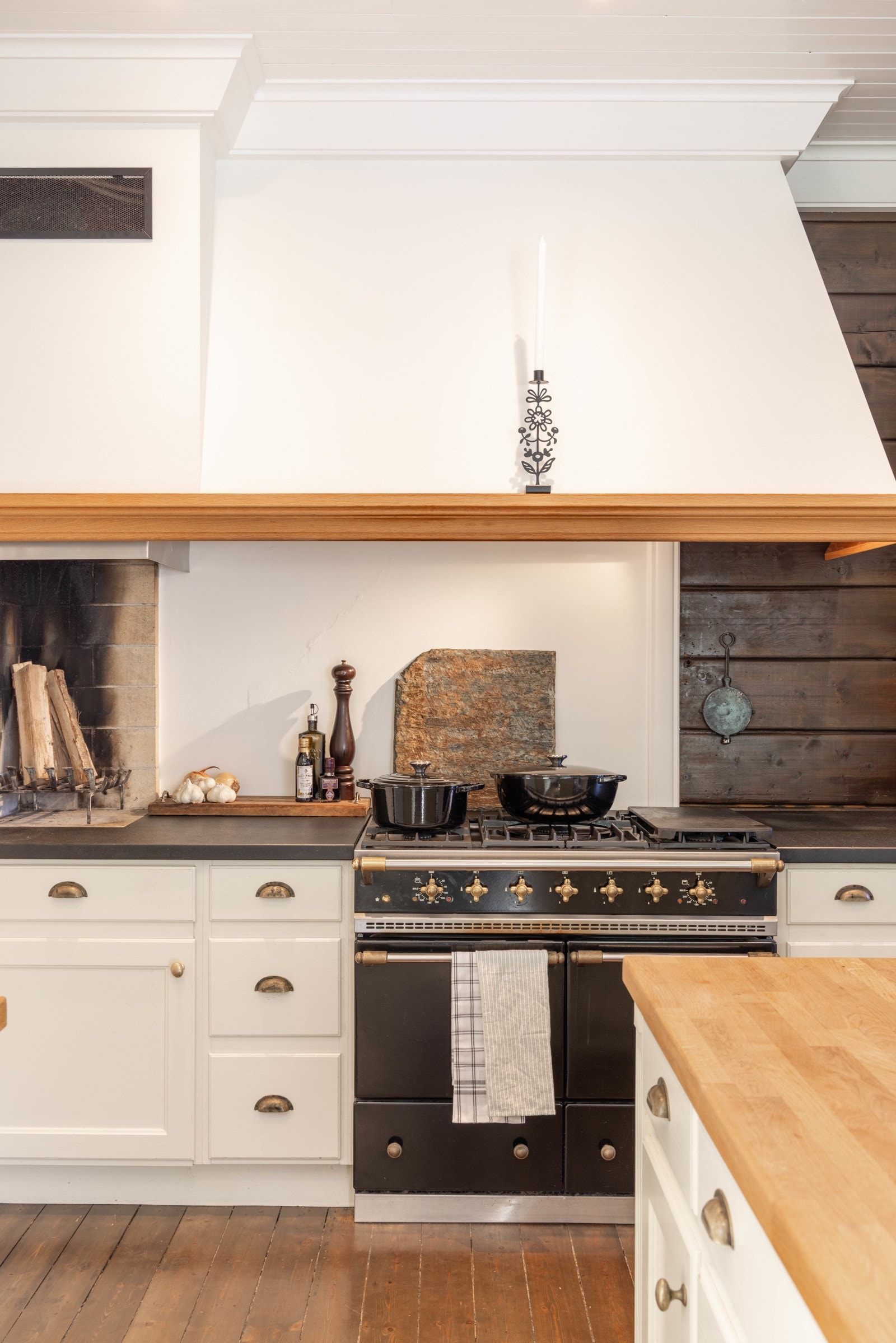 Kjøkkenet er plassbygd i klassisk stil og er også et velutstyrt rom med rikelig lagrinsplass og generøst med benkeplass. Foran gasskonfyren vil hobbykokken garantert trives. Galleribilde