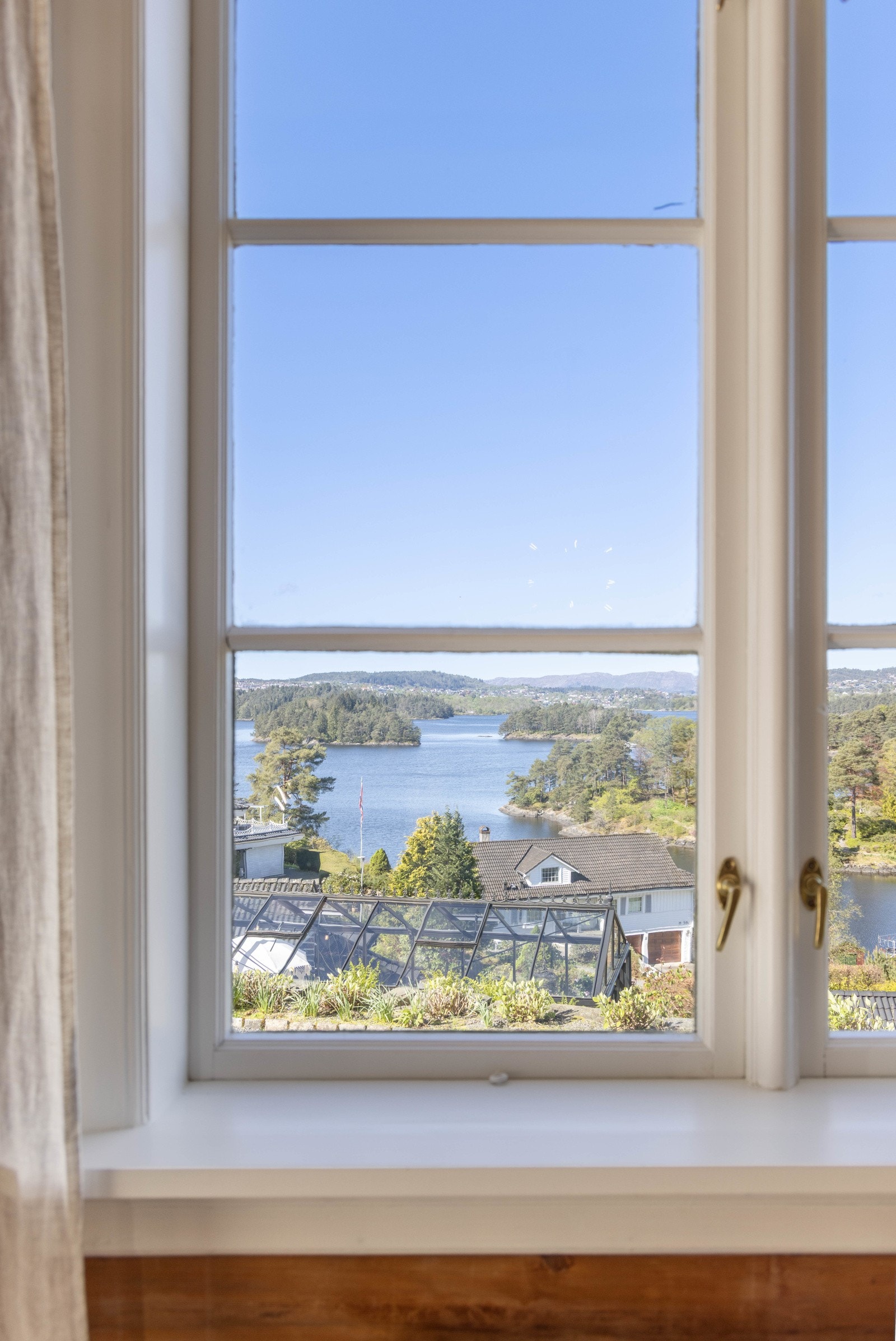 Fra spisestuen kan du også nyte den flotte utsikten mot Nordåsen og Marmorøyene. Galleribilde