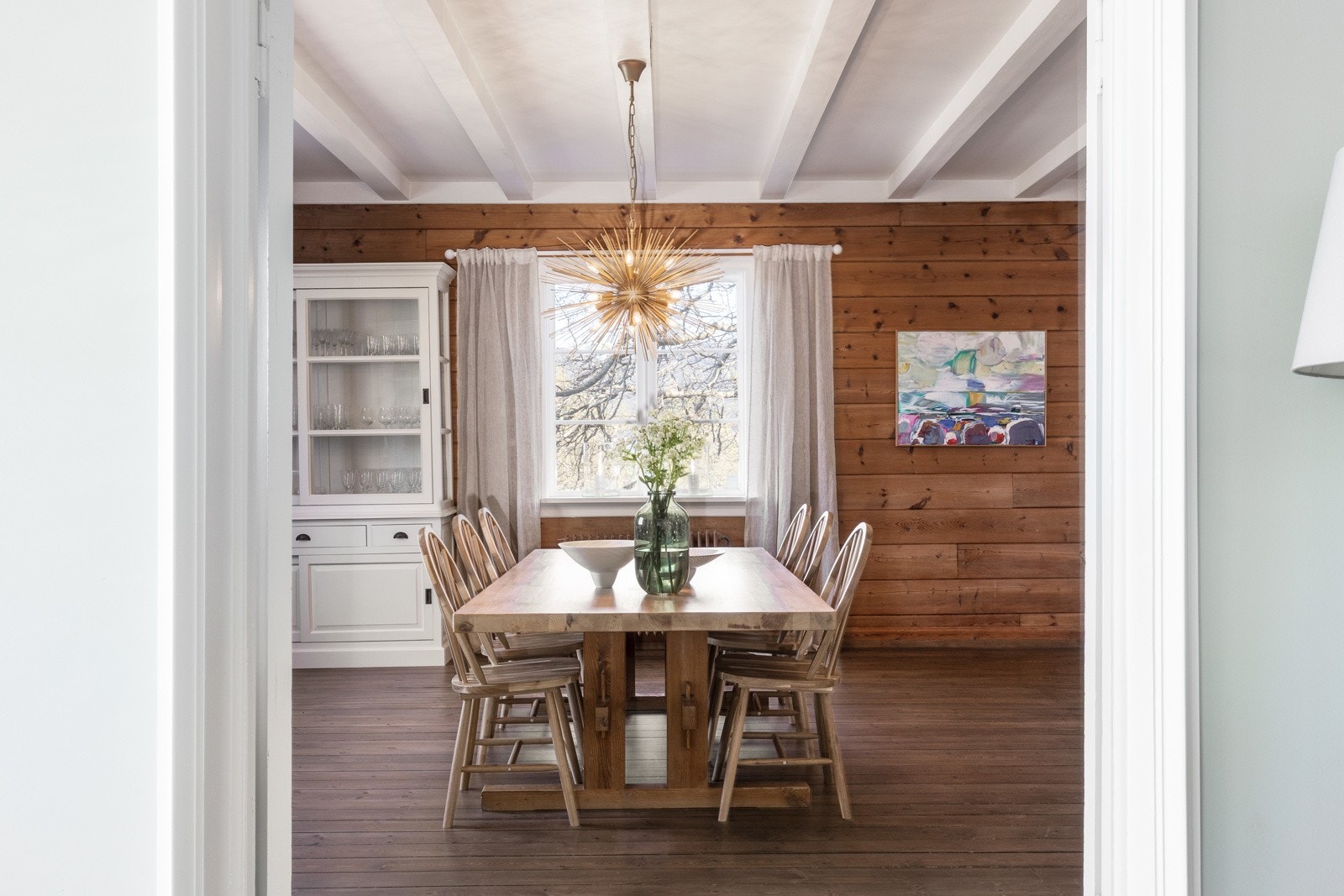 Spisestuen er romslig med godt lysinnslipp på lik linje som alle rommene i hovedboligen. Galleribilde