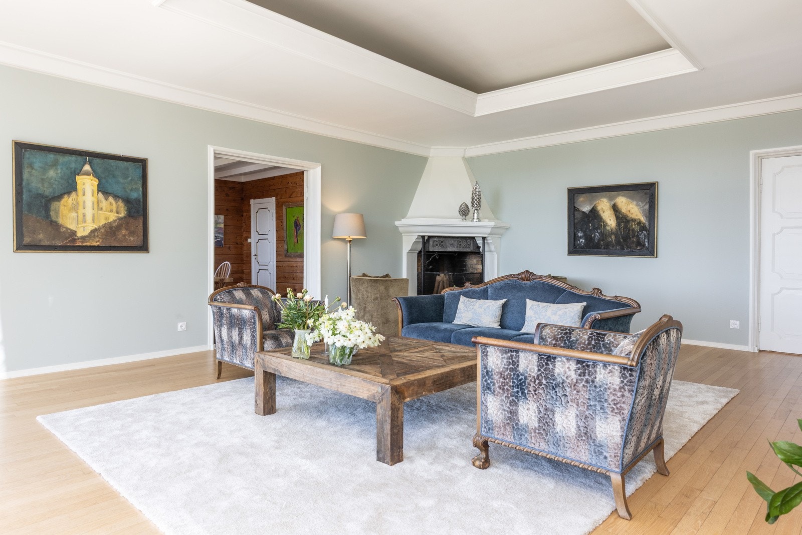 Fra stiuen er det adkomst videre via de dobble dørene inn til spisestuen. Galleribilde